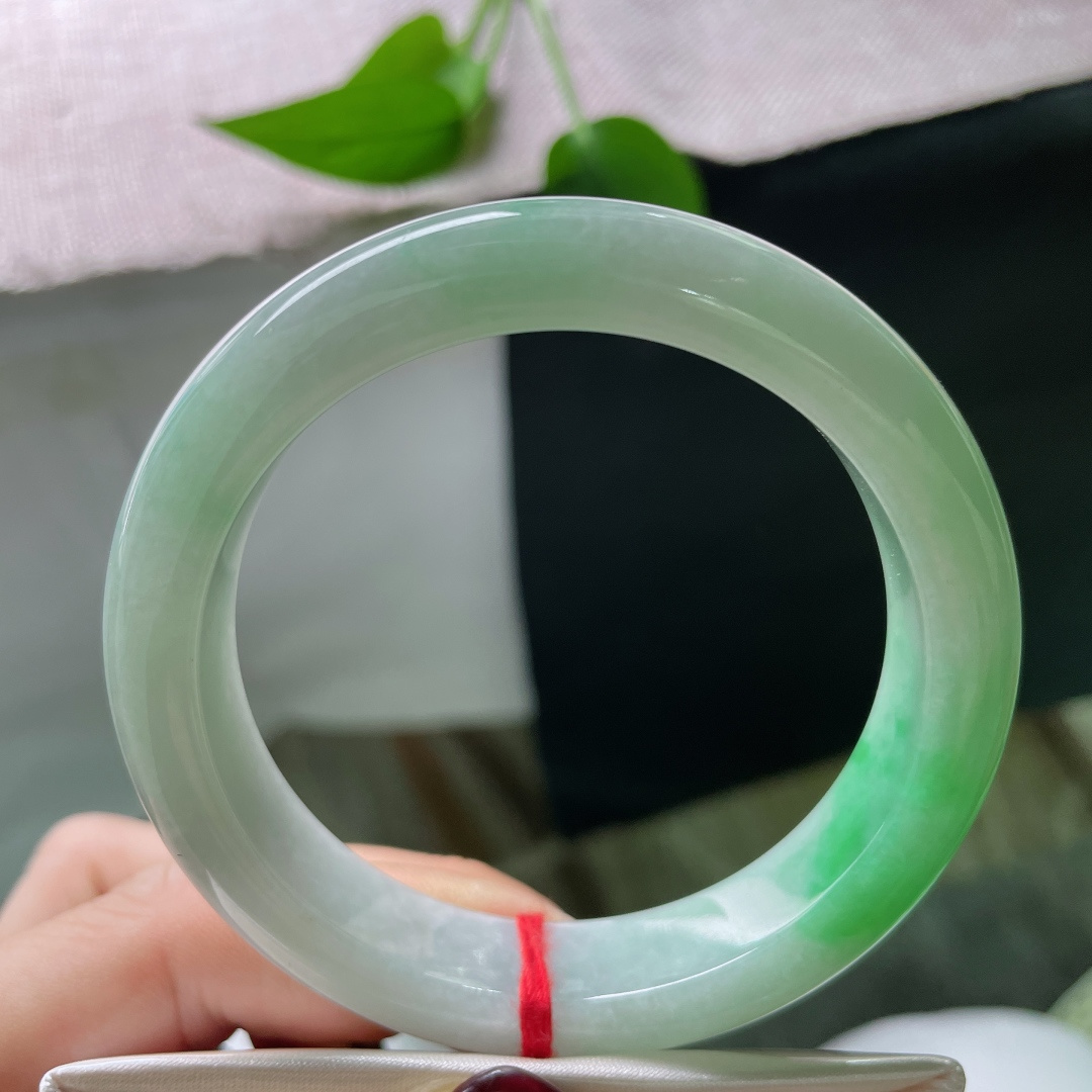 55.8/12.6/8.9飘绿正圈，水润细腻，一抹翠色伊人，甜美，优雅大方，有棉线，ss57203a