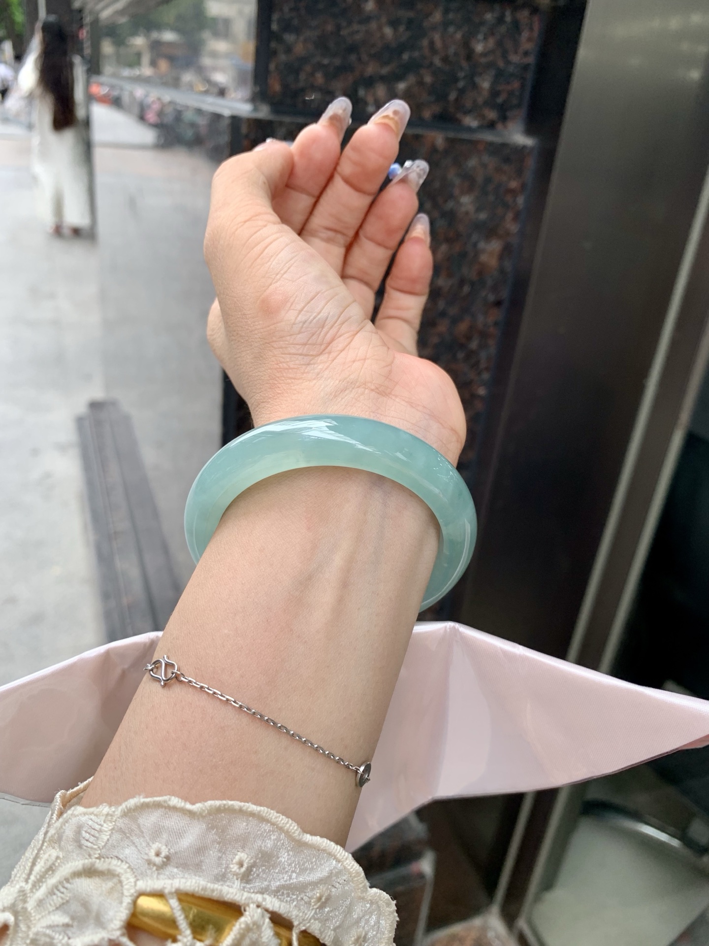 冰晴正圈，54.2/8.2/12，0427-N555，打灯棉线，底妆冰透水润，满圈淡雅晴绿，像初春嫩芽落入清泉，均匀柔和，抬眼就是一片宁静感