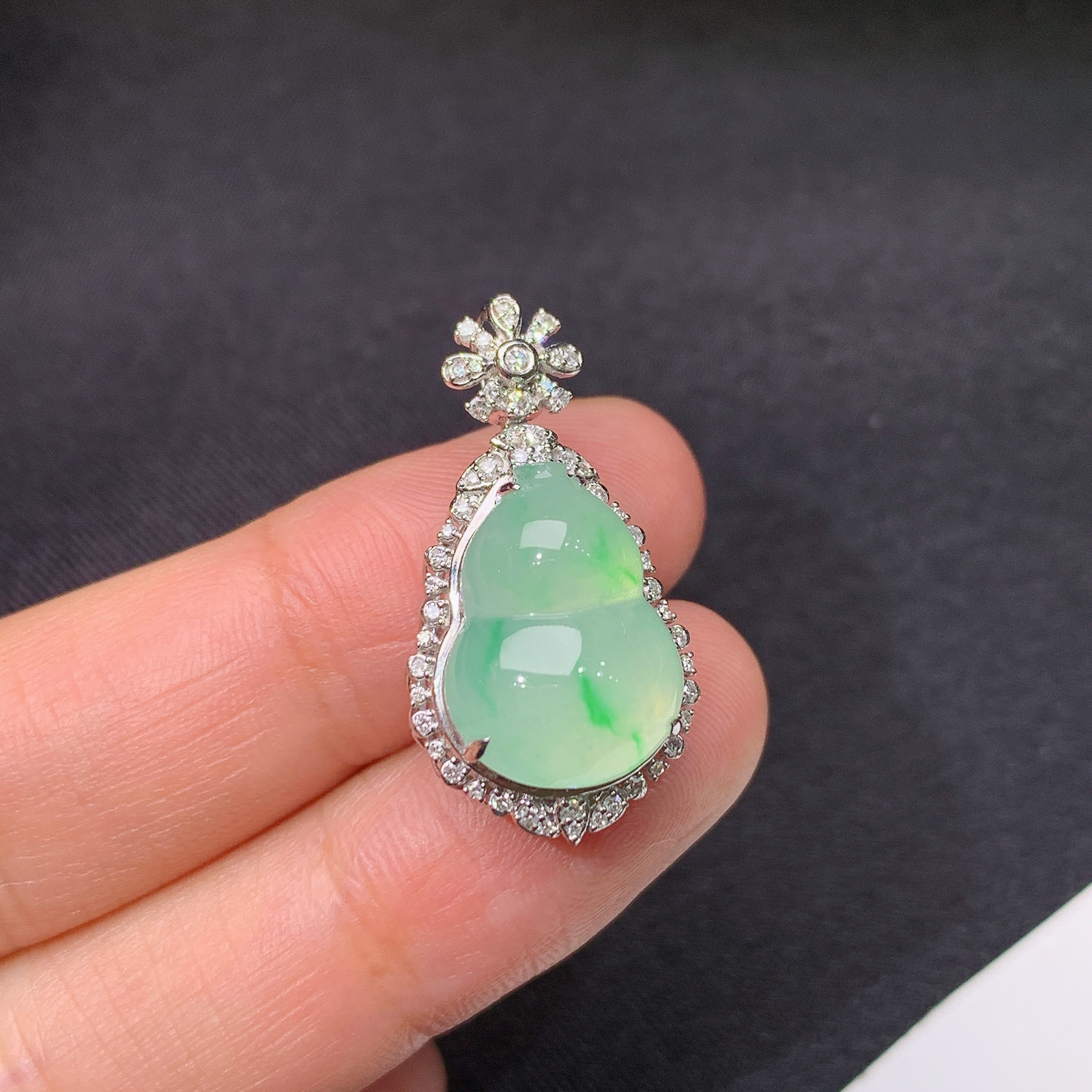 冰飘绿葫芦吊坠，18k金镶嵌，冰润细腻，种水足，Yt 尺寸26.8*14*10.6