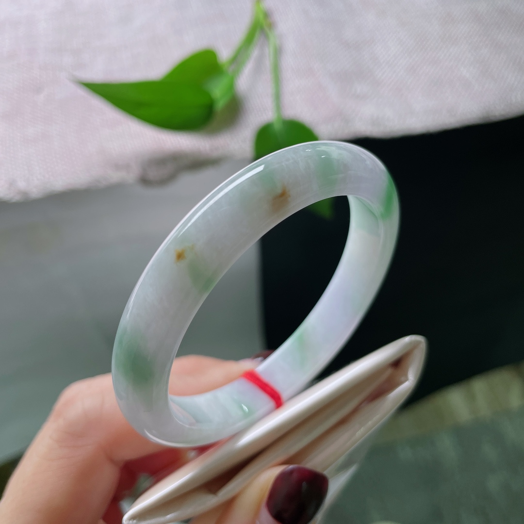 53/9.9/6.9，春带彩正圈，肉质细腻，条形秀气，佩戴轻盈无感，洒金，ss52020a