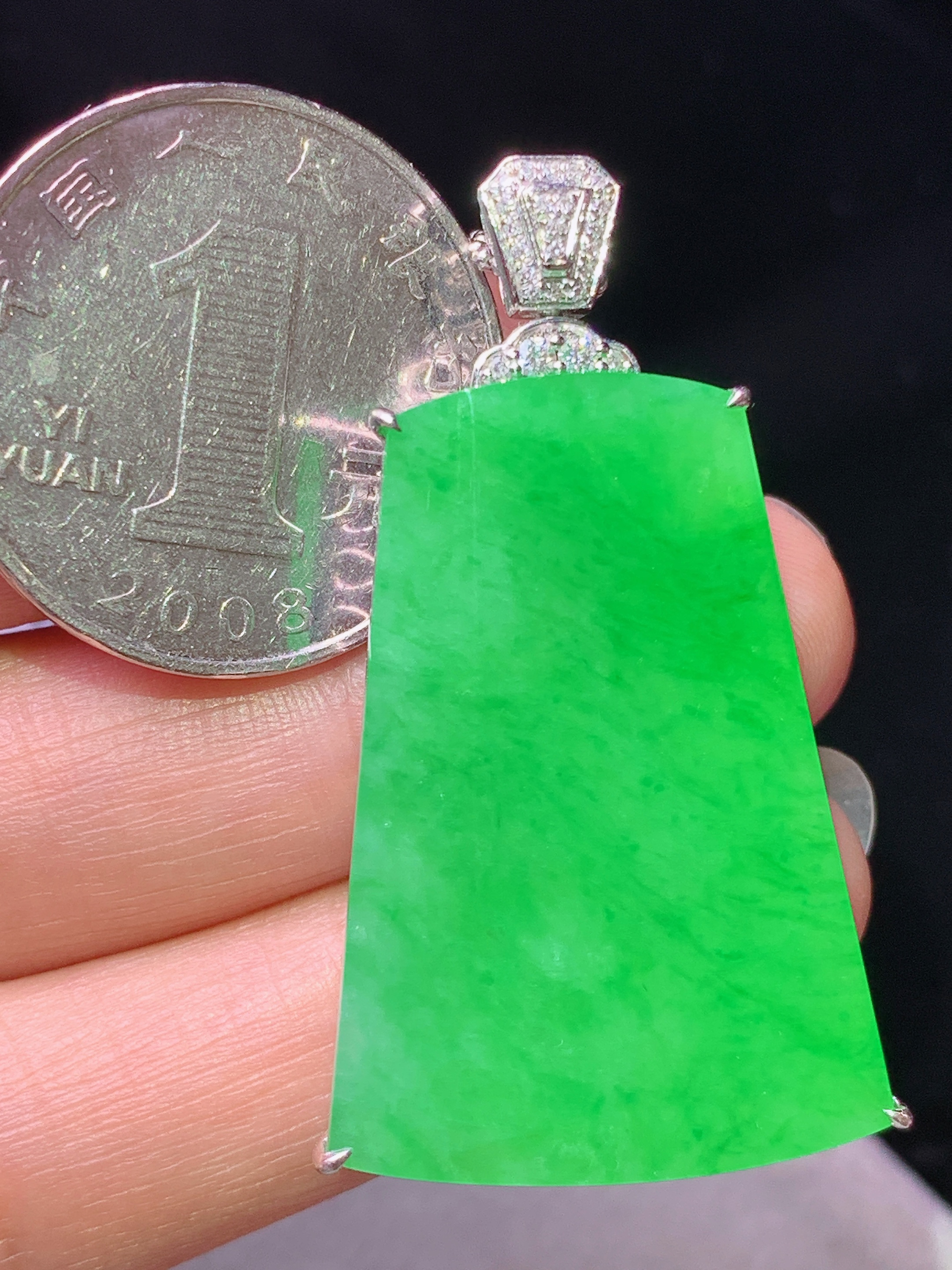 8k金钻镶嵌冰阳绿无事牌吊坠 玉质细腻 色泽艳丽清新 水润亮眼 整体尺寸42.6*23*7.2j2