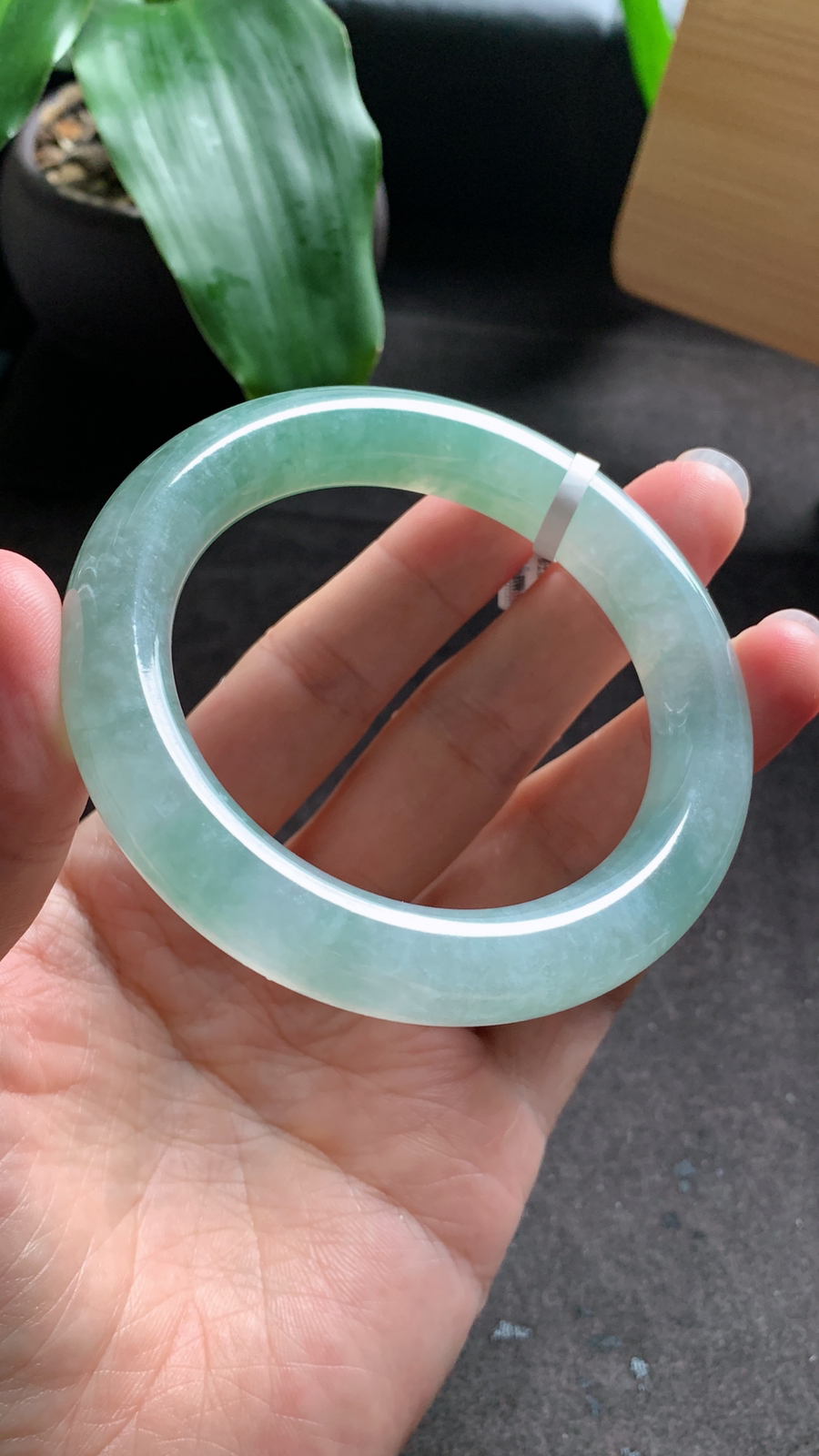 57圈口 天然A货翡翠飘绿圆条手镯 种水好 条形宽厚