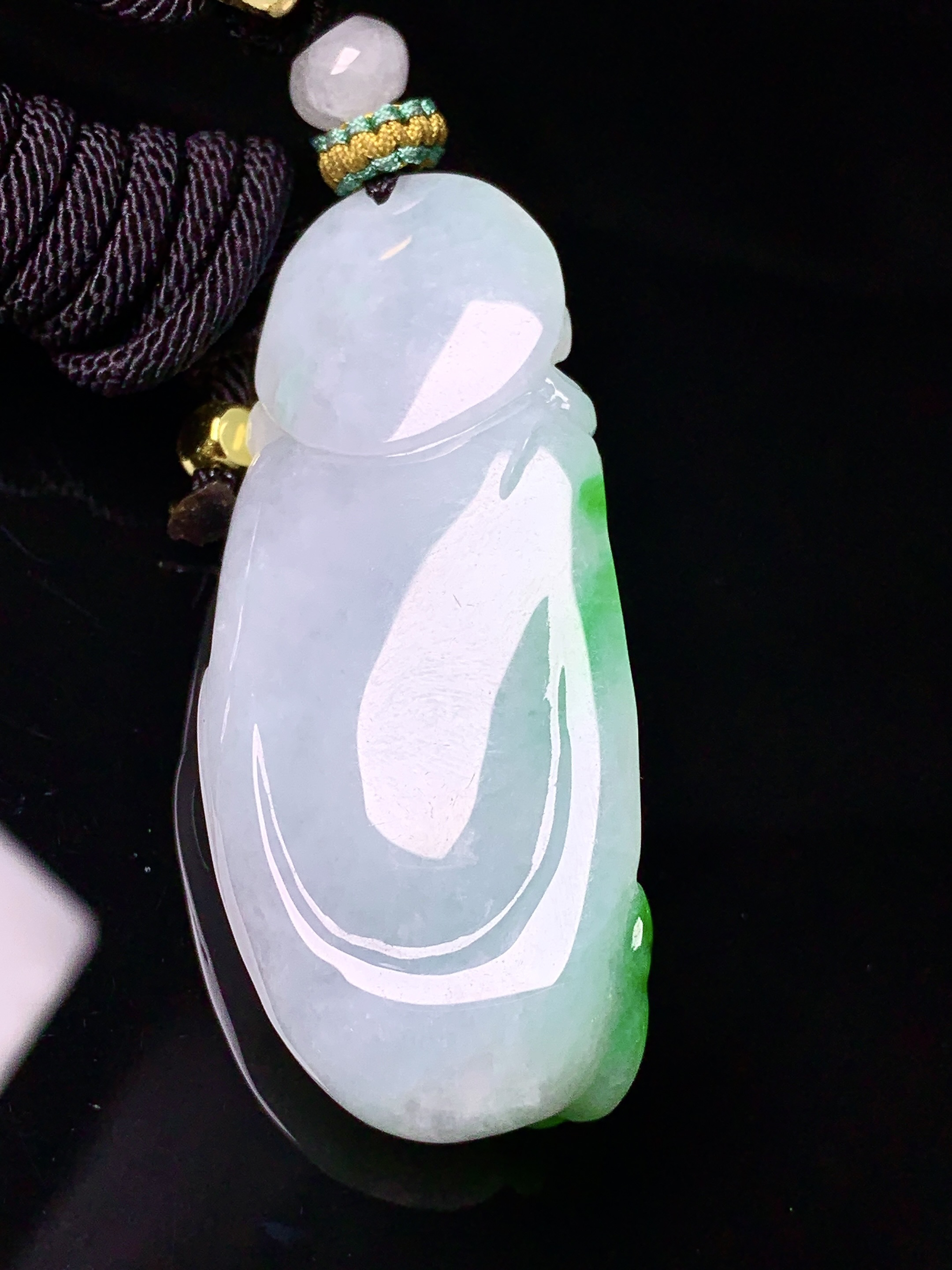 飘绿财神吊坠 玉质细腻 色泽艳丽清新 水润亮眼 整体尺寸56.7*28*17.8w1