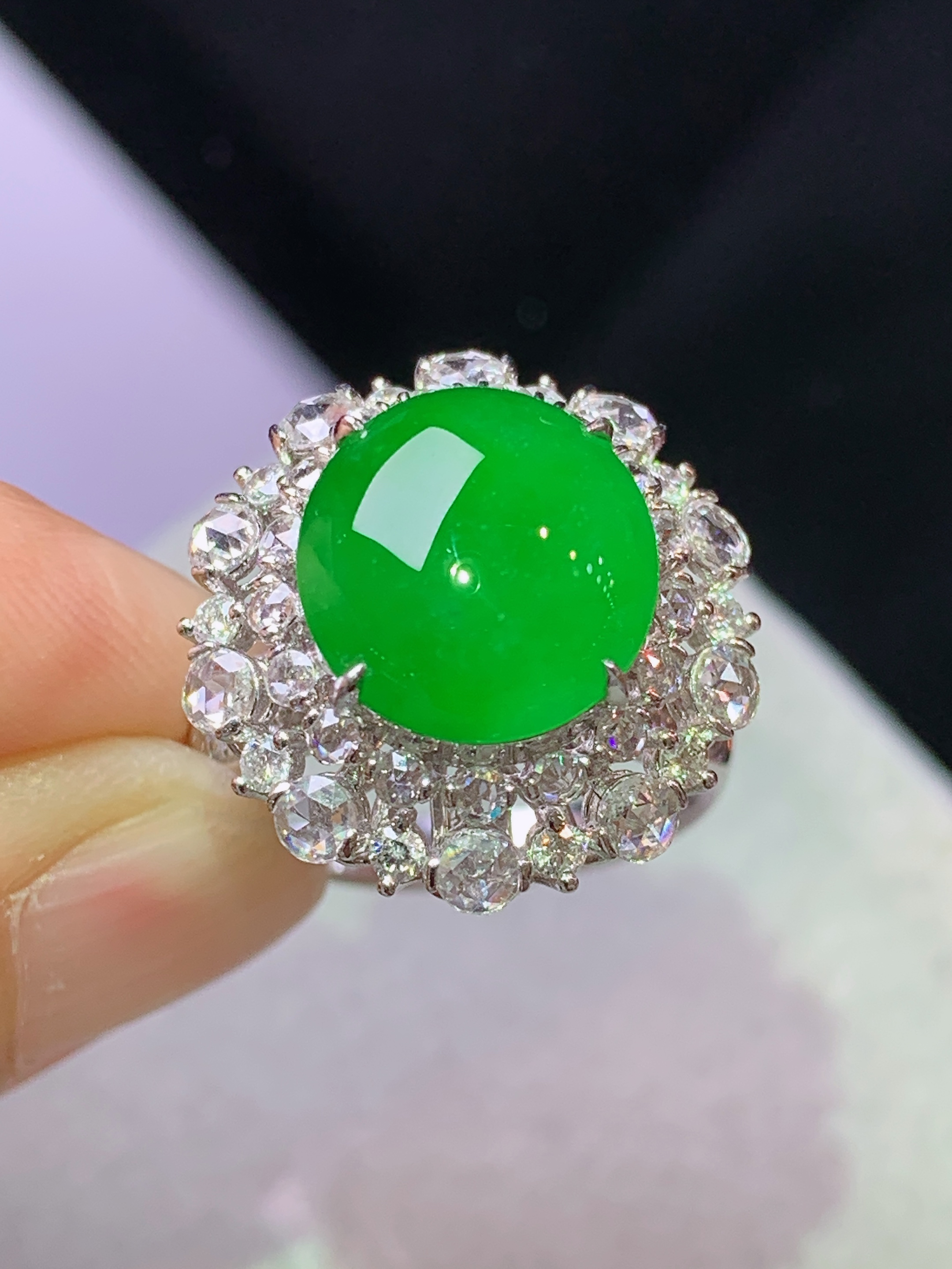 8k金钻镶嵌冰满绿蛋面戒指 玉质细腻 色泽艳丽清新 水润亮眼 圈口14.5 整体尺寸19.5*18.