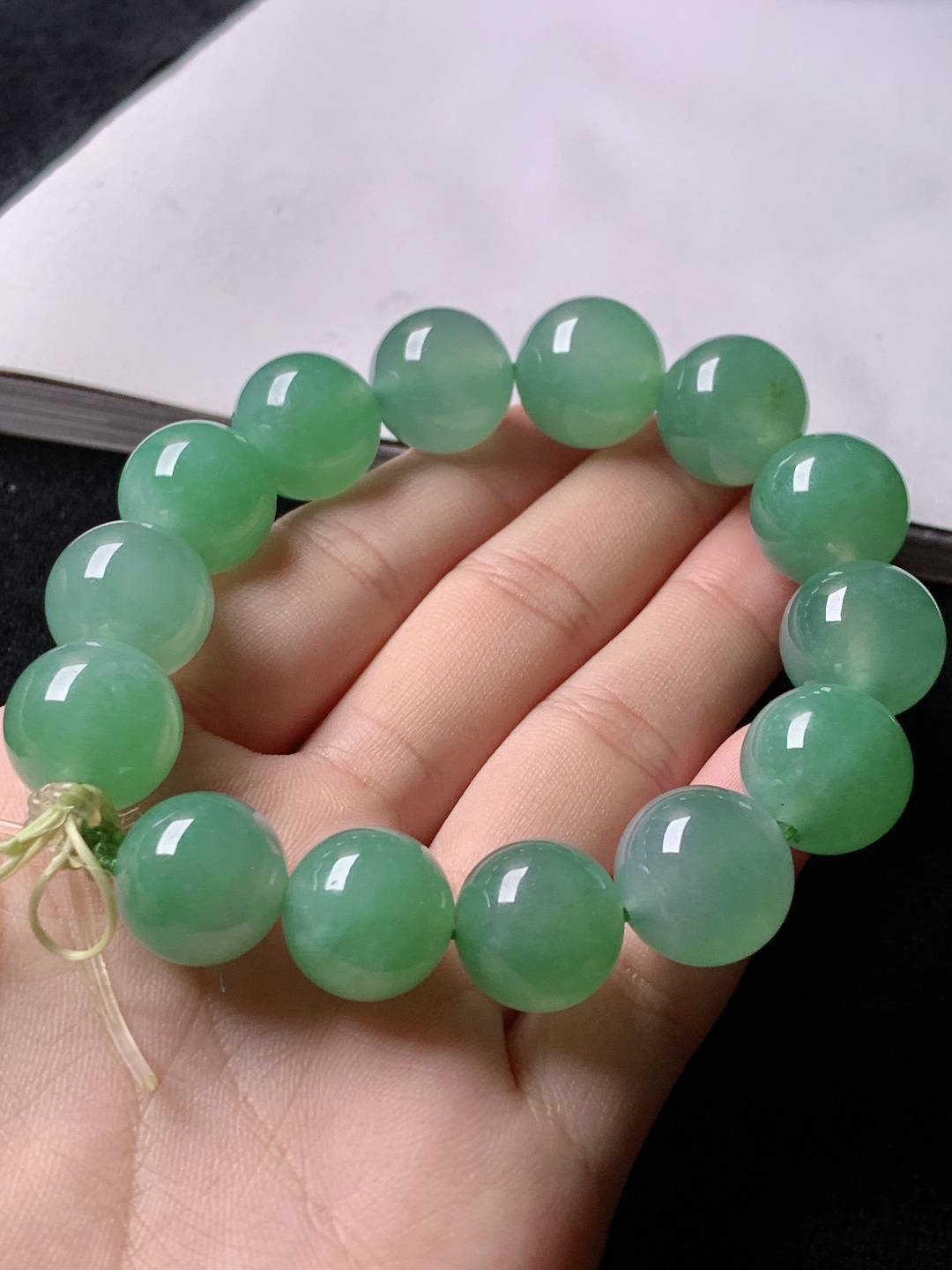 ️冰绿手链，色泽浓艳，尺寸13.3/14.2共14颗
