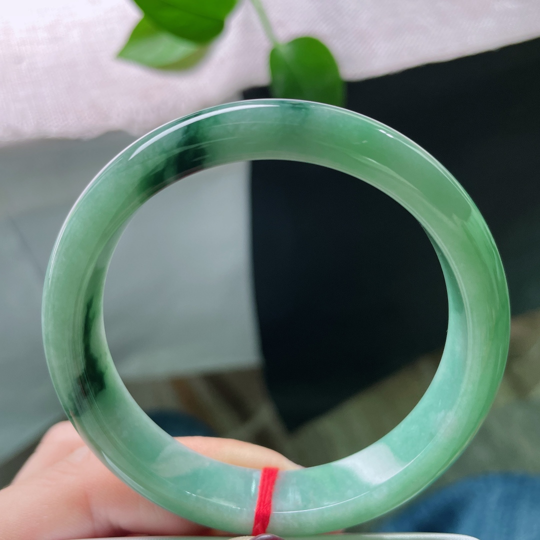 56.6/11.8/7.4飘花正圈，水润细腻，一抹蓝底花，倾心贵气，无裂，ss51324a