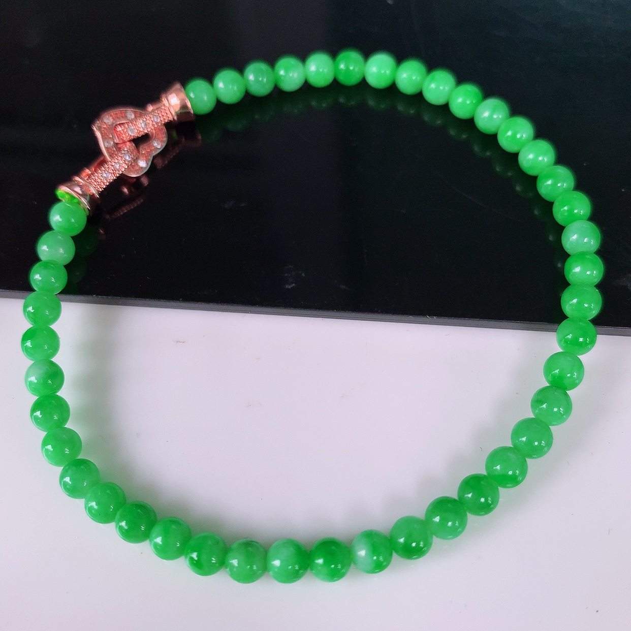 自然光实拍，冰润满绿翡翠手链， 辣绿翡翠手串，种老水足，冰清玉润  颜色漂亮  #084取一尺寸3.9mm