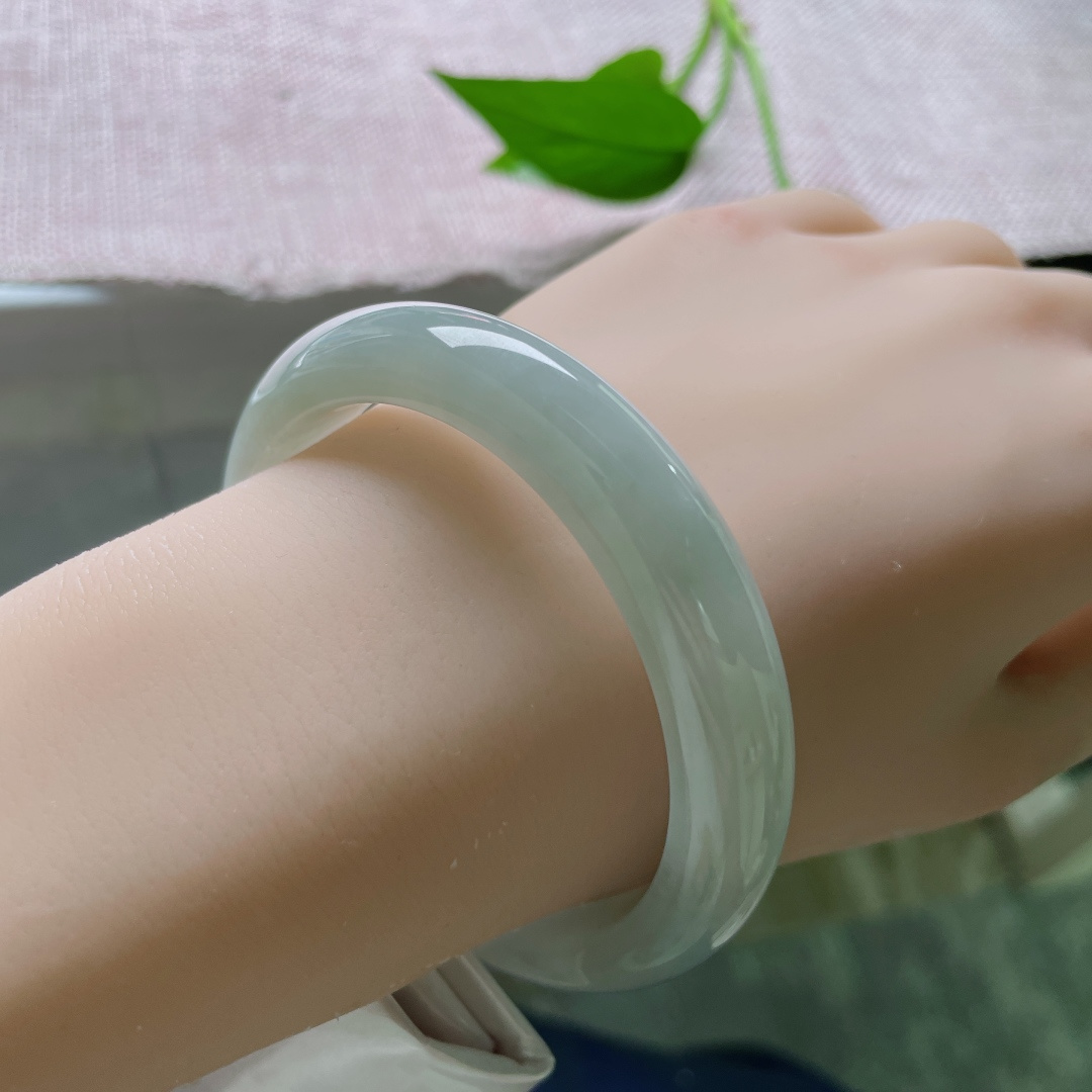 56.1/11.2/7.9，淡绿底正圈，水润，质地温润细腻，干净，清爽自然，皮纹，ss51575a