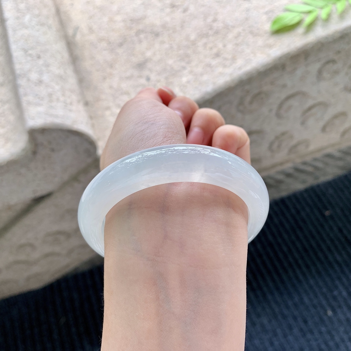 正圈55 56，圈口56.6/13/8.8，编码A1080961，描述：糯冰底色，水润，种老，细腻，无裂。