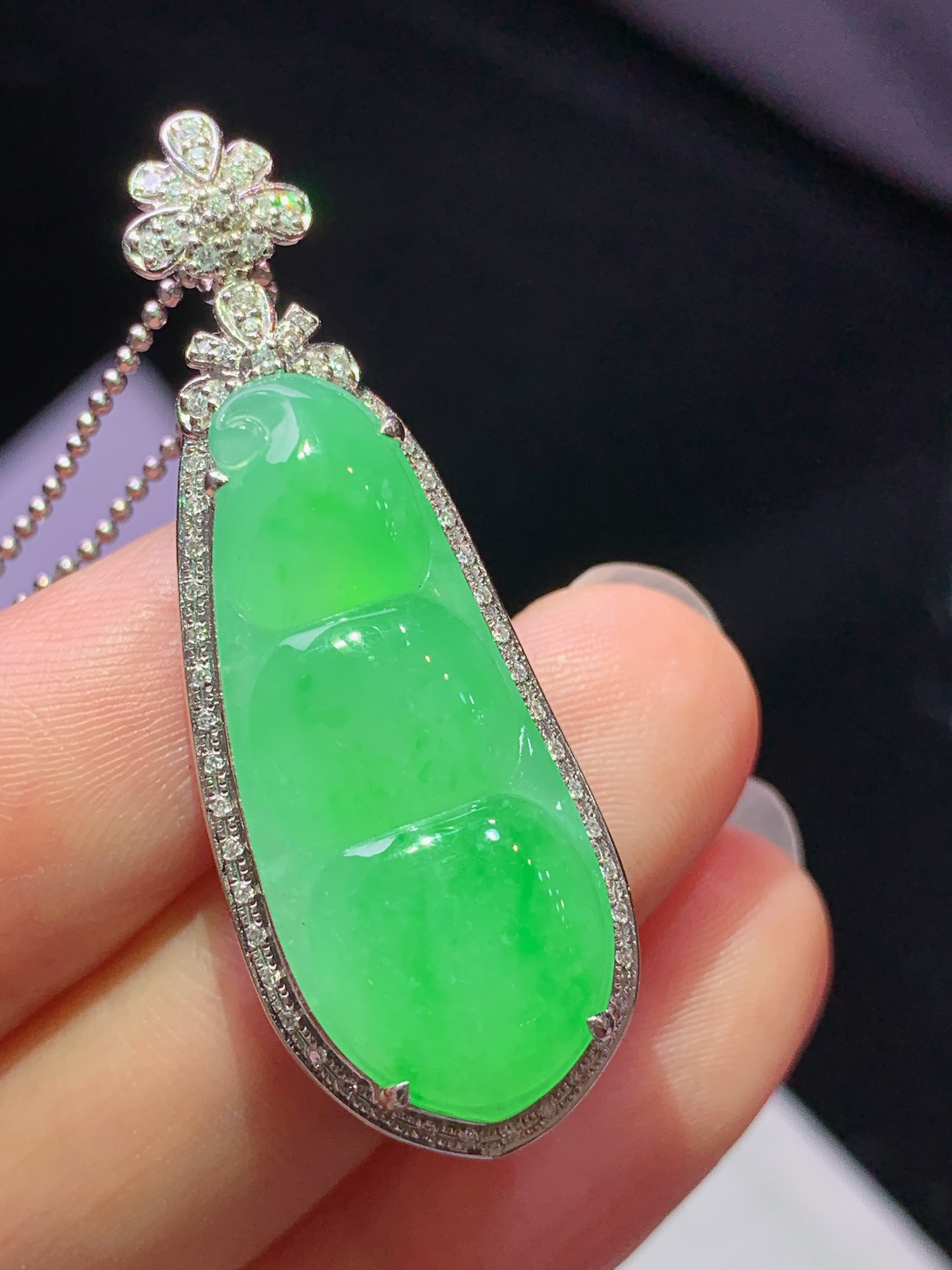 8k金钻镶嵌冰阳绿四季豆吊坠 玉质细腻 色泽艳丽清新 水润亮眼 整体尺寸41.2*14.2*9.5j