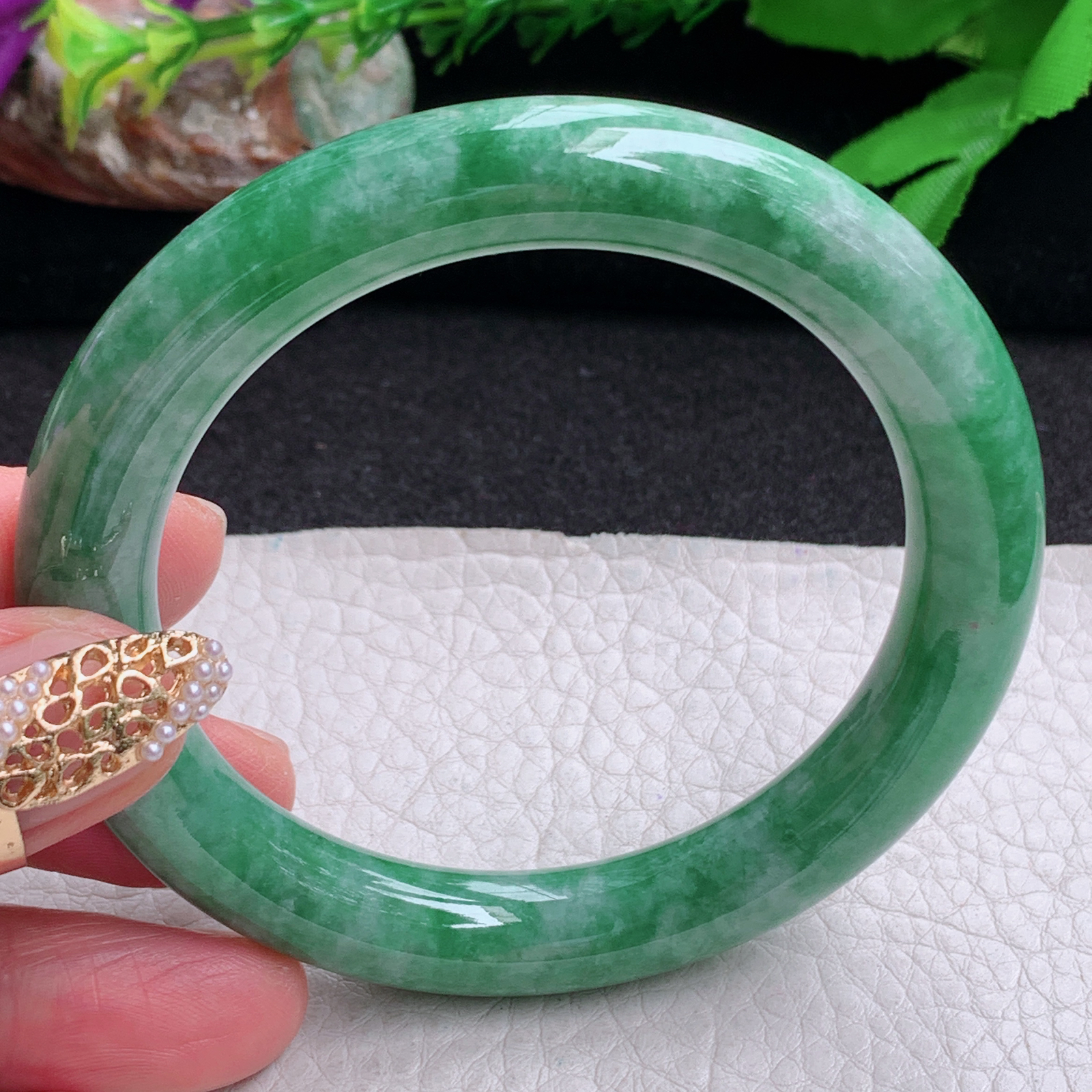 n实拍56*10美人镯 缅甸翡翠a货手镯满绿水润圆条叮当镯