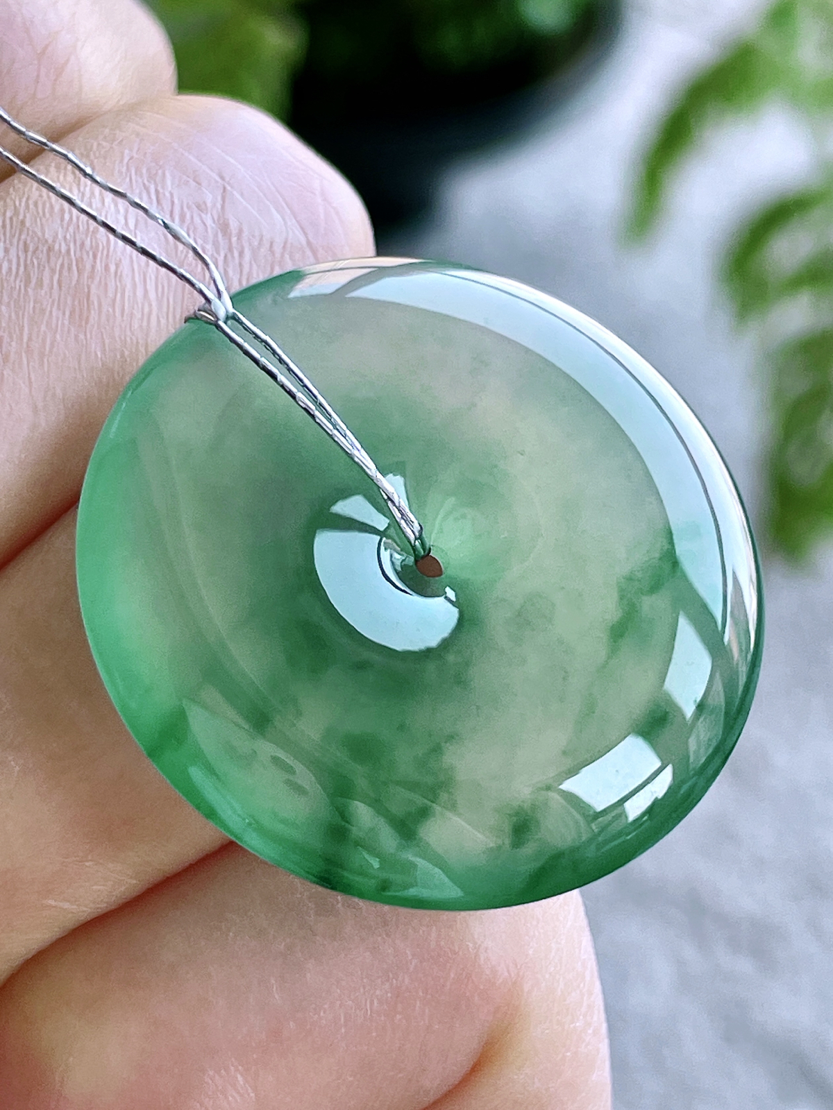 【裸石】冰晴绿平安扣飘花平安扣吊坠
【说明】缅料 性价比高  
【尺寸】31-5.5..