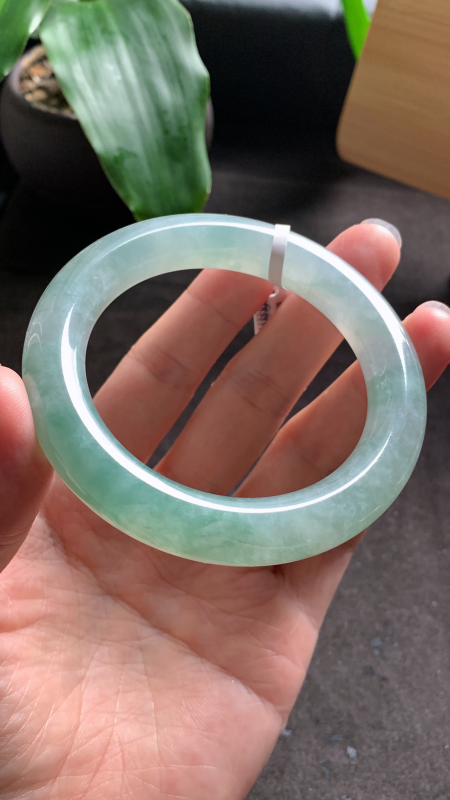 57圈口 天然A货翡翠飘绿圆条手镯 种水好 条形宽厚