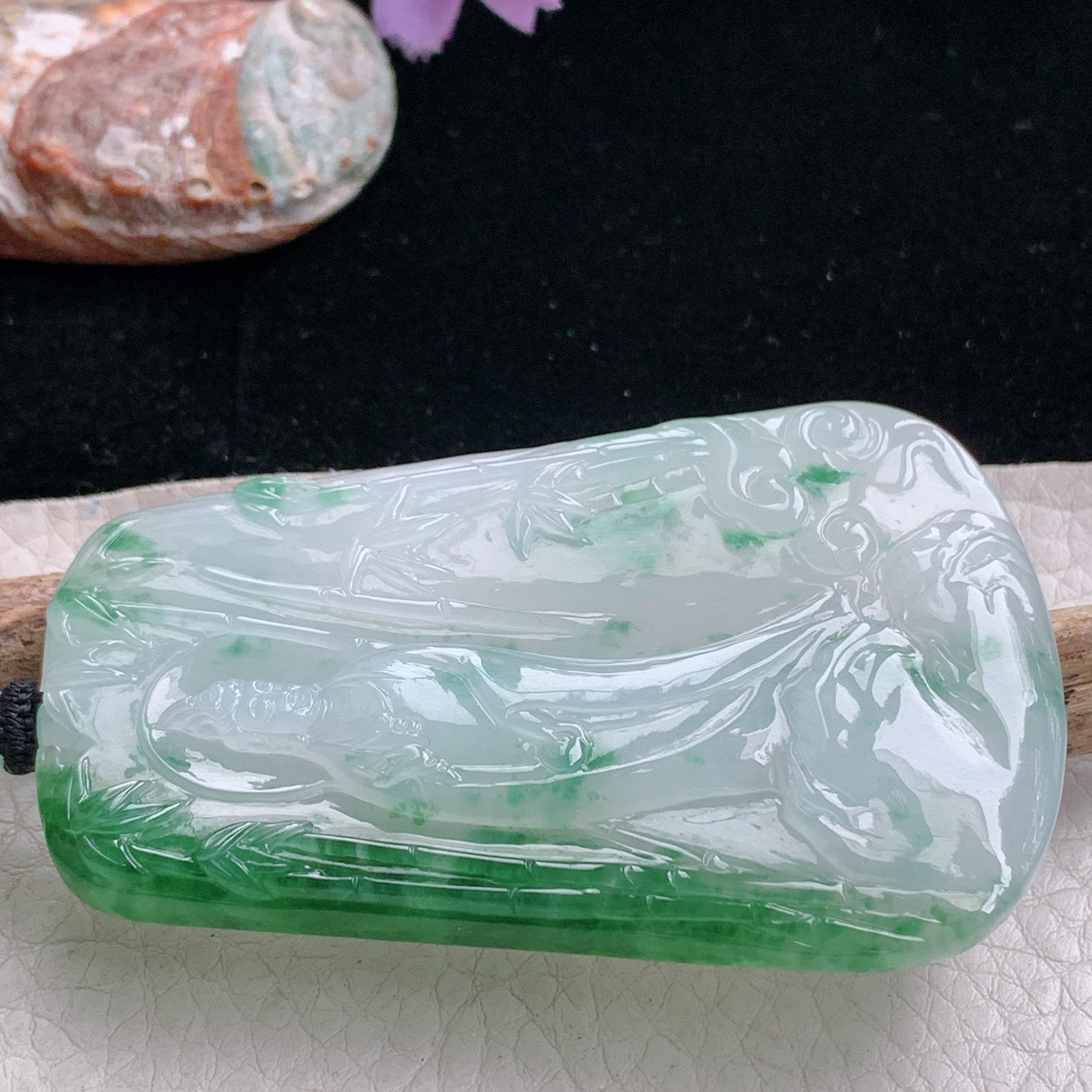 yl实拍68*43*6.3缅甸翡翠冰润飘绿山水观音 自在观音玉吊坠 玉挂件