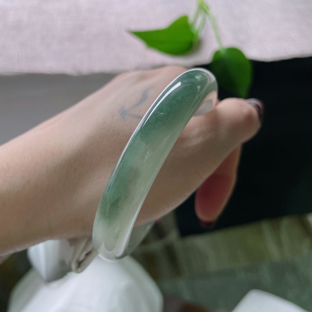 57.4/11/7.6，油绿底正圈，青白配色，一缕月白，染就一身清辉。无裂，ss51571a