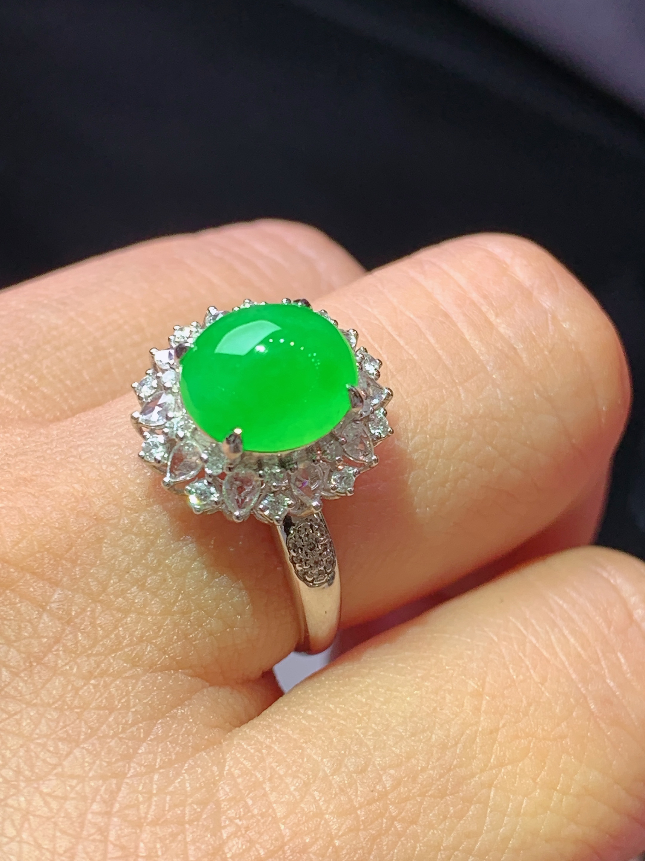 8k金钻镶嵌冰阳绿蛋面戒指 玉质细腻 色泽艳丽清新 水润亮眼 圈口14 整体尺寸14.5*13.3*11.5h2