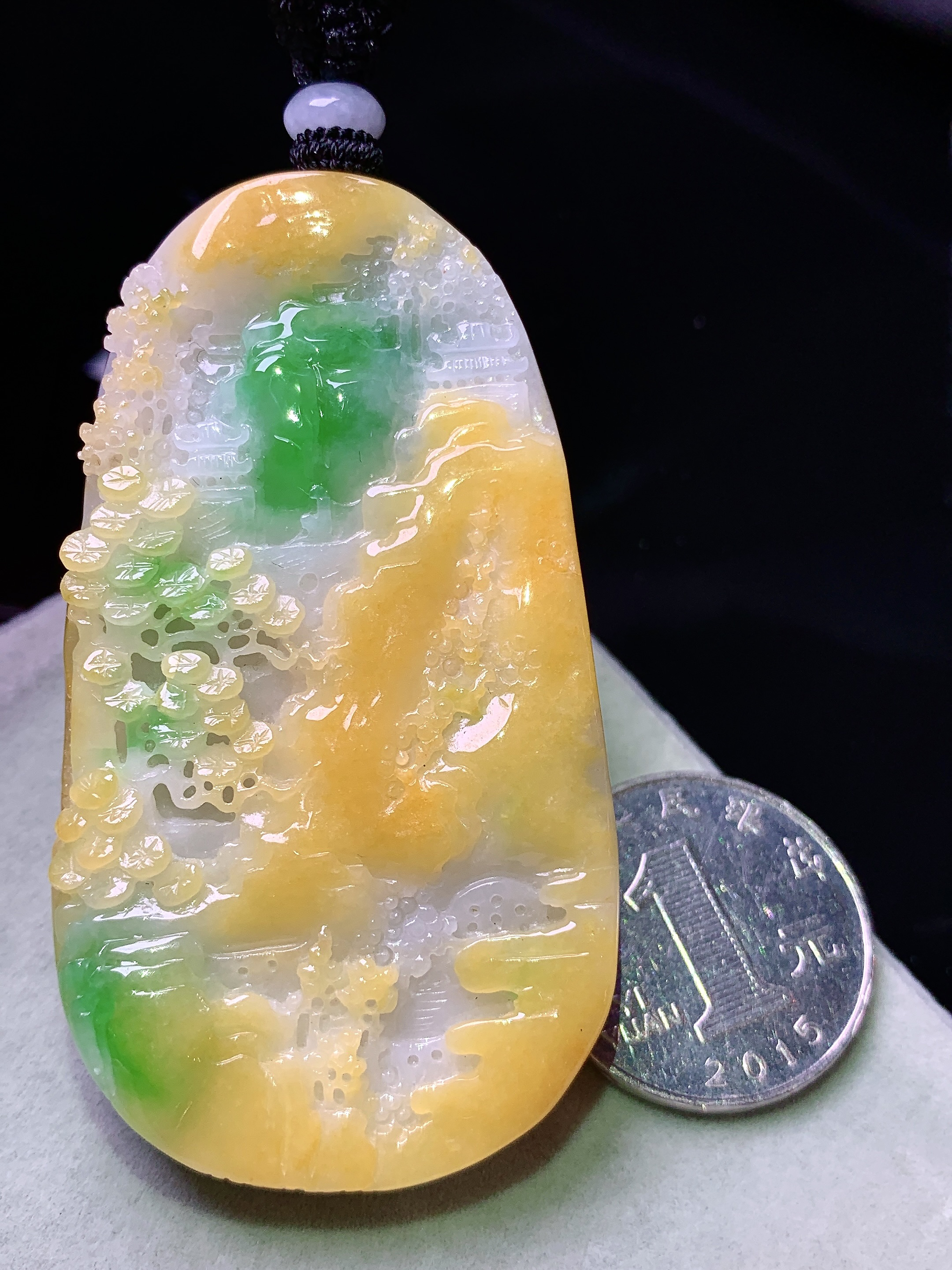 飘绿黄山水牌子吊坠 玉质细腻 色泽艳丽清新 水润亮眼 整体尺寸71*41.5*14.5w1