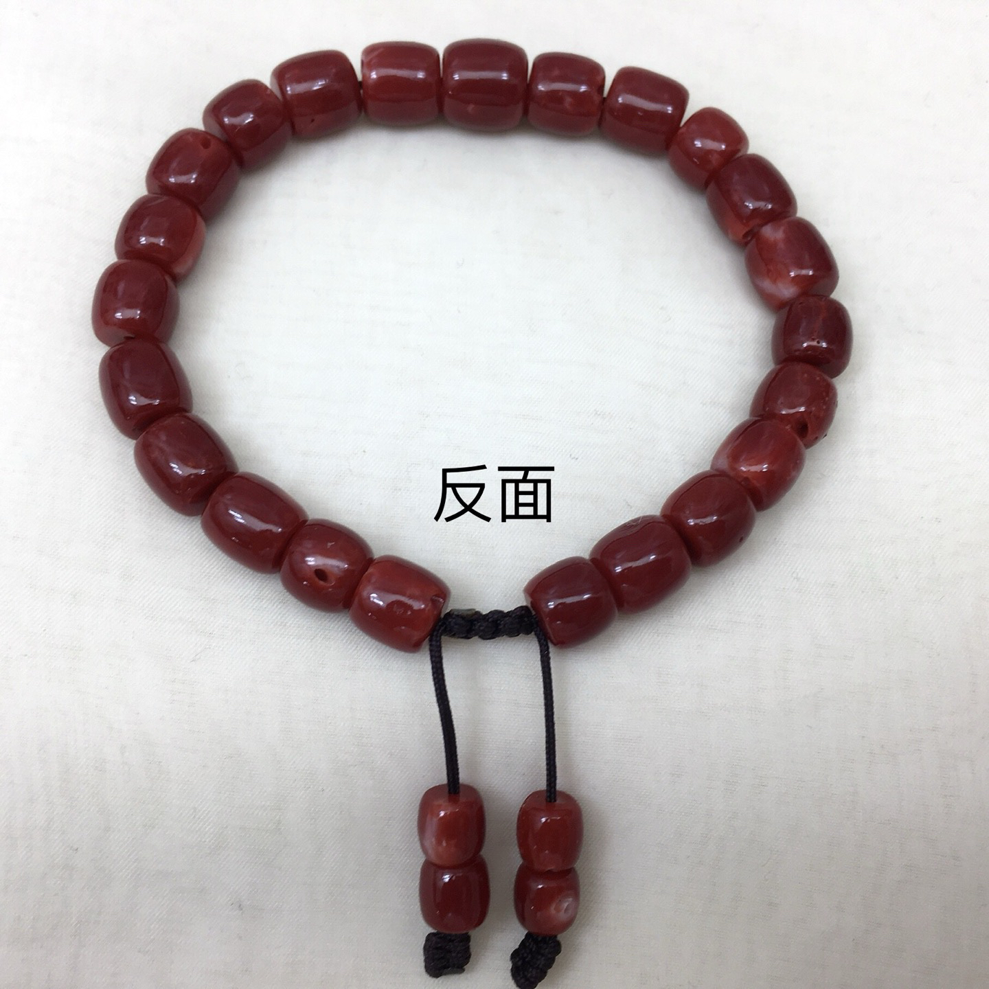 【天然日本阿卡赤血牛血红珊瑚9mm桶珠单圈手串】天然无添加无优化，日本产地，阿卡材料、高瓷度，赤血牛血红颜色，珠子直径9-7.6mm，每颗珠子均为天然的珊瑚，珊瑚自古就为佛教珍宝，深海千年有机宝石！材料限制裸石有阿卡标志性白芯眼，收藏价值高、可传承！重量20.54克。