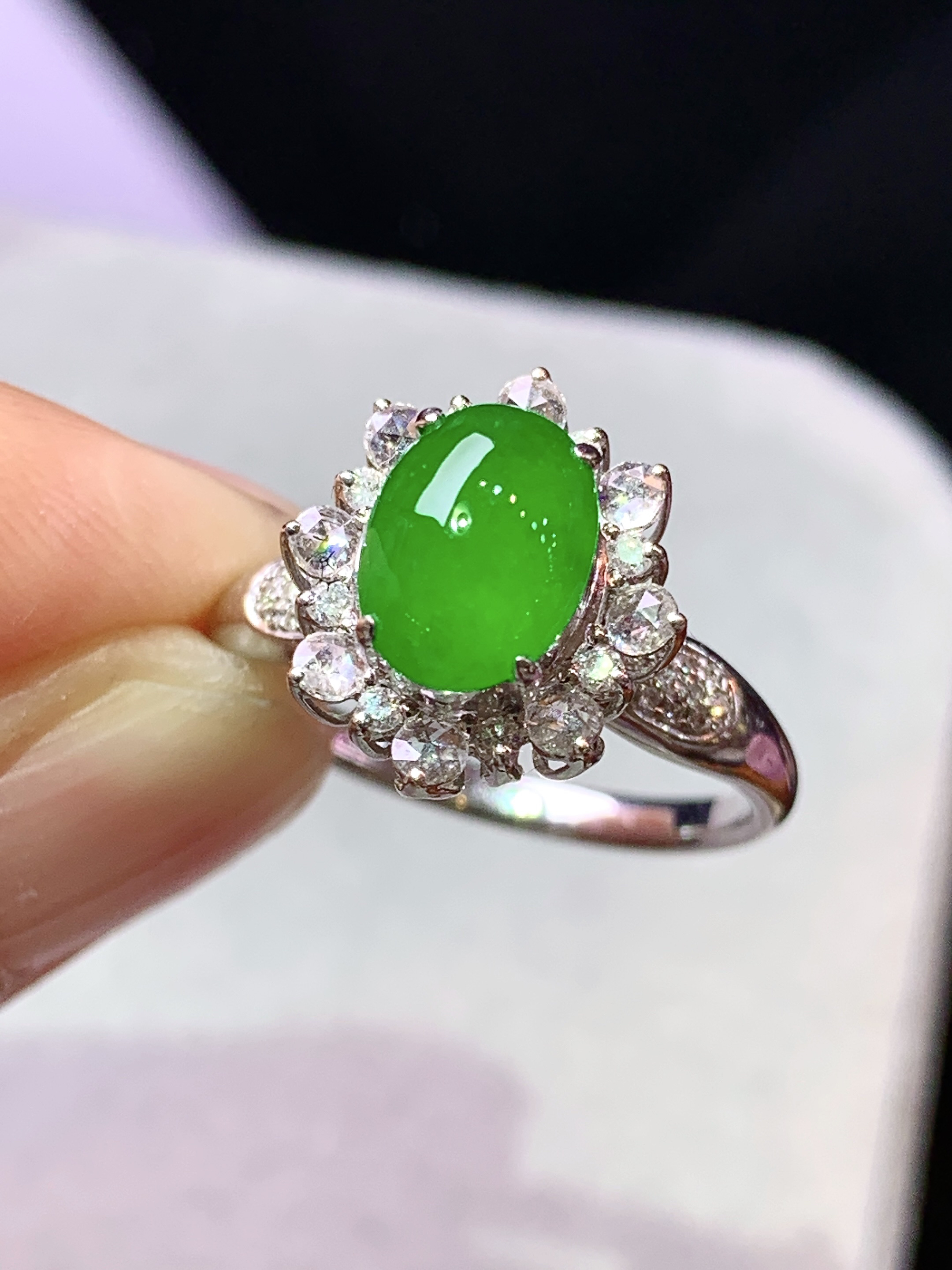 8k金钻镶嵌冰种满绿蛋面戒指 玉质细腻 色泽艳丽清新 水润亮眼 圈口14 整体尺寸13.3*12*10h2