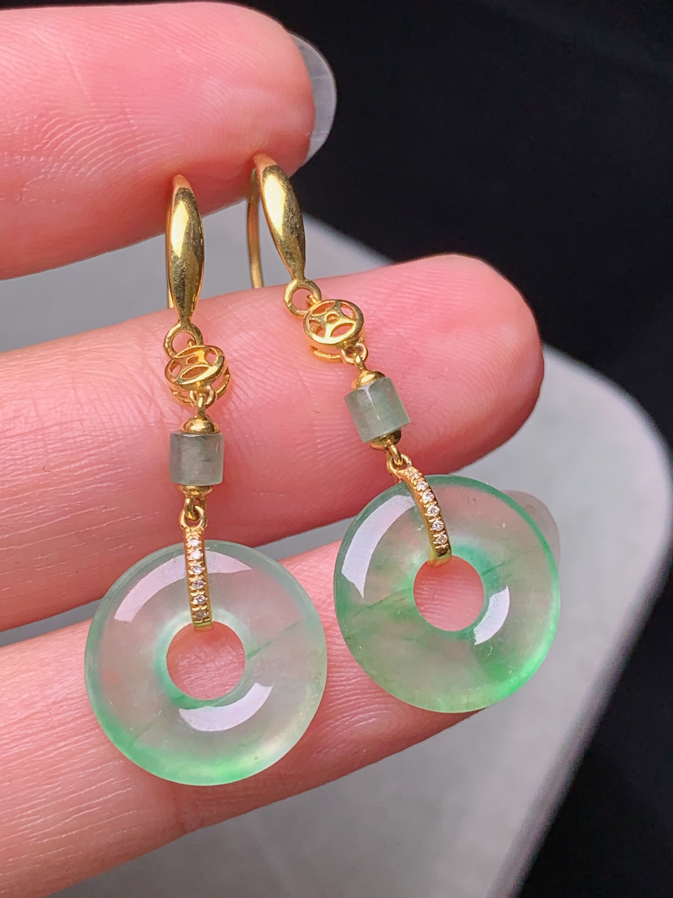 8k金镶嵌冰种平安环耳坠 玉质细腻 色泽艳丽清新 水润亮眼 整体尺寸35.8*12.8*2.5m1