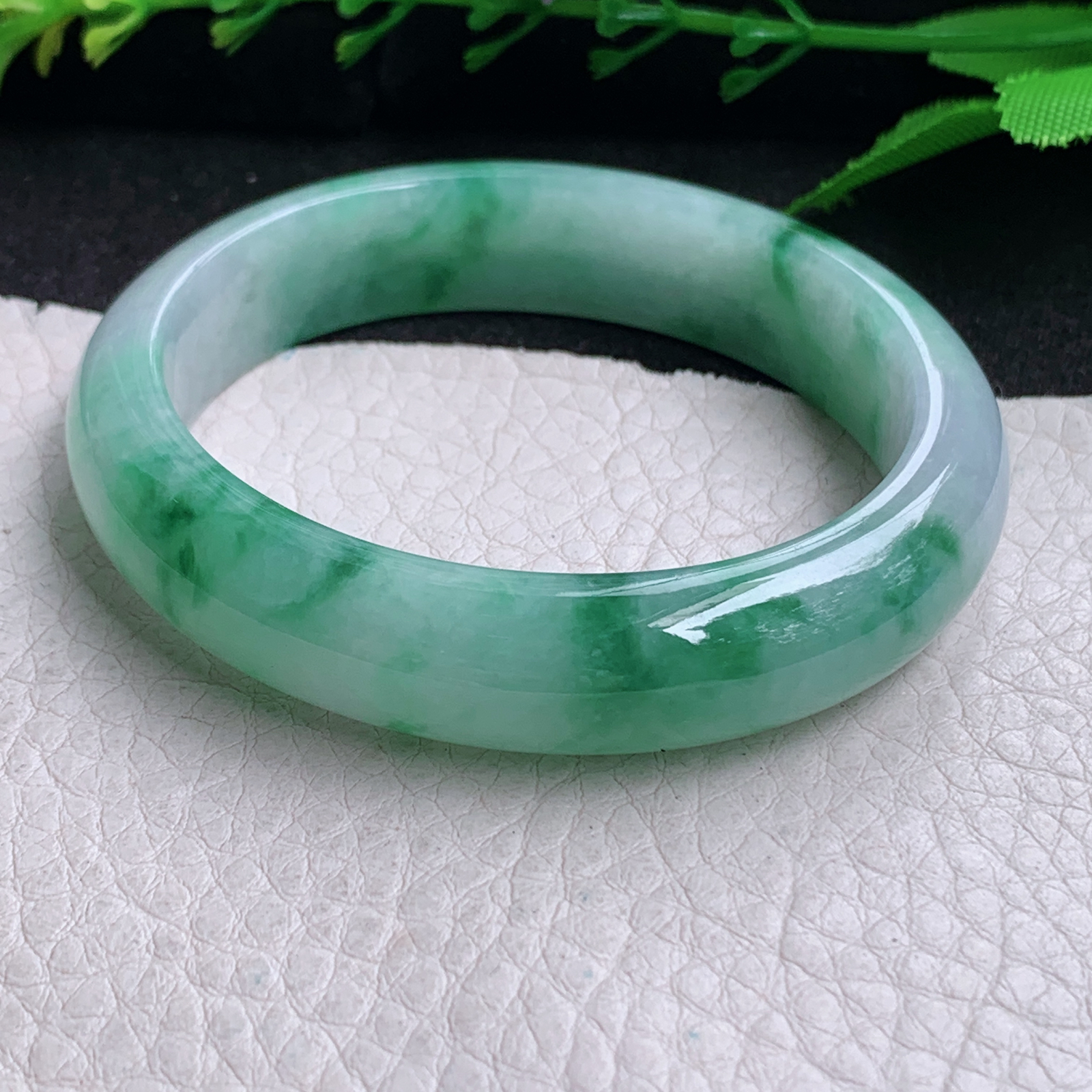 nr小圈口52.5*46.3*12.5*7 .5贵妃镯 缅甸翡翠a货手镯飘绿花秀气蛋形玉镯子