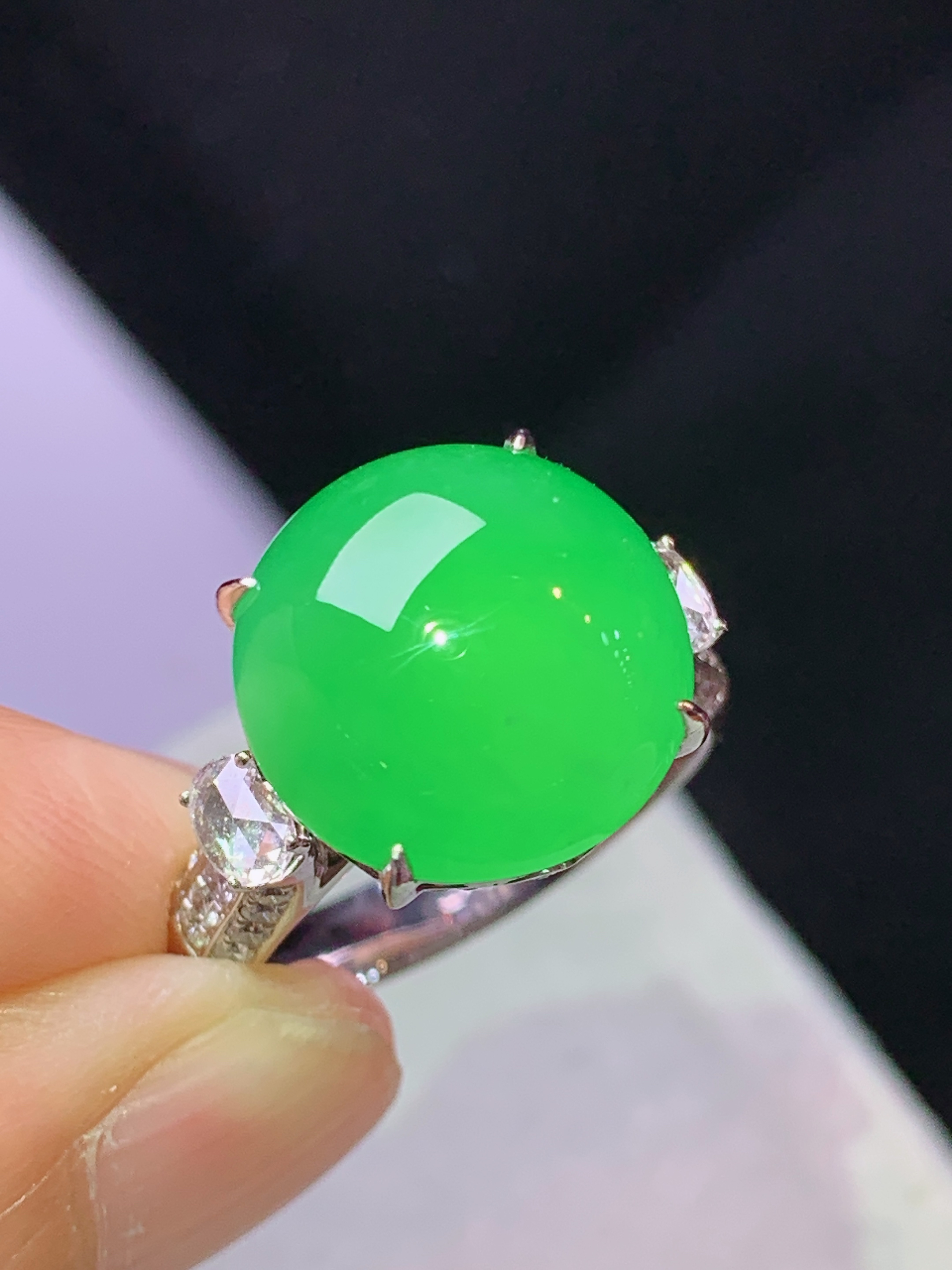 8k金钻镶嵌阳绿蛋面戒指 玉质细腻 色泽艳丽清新 水润亮眼 圈口14 裸石尺寸13.2*6s1