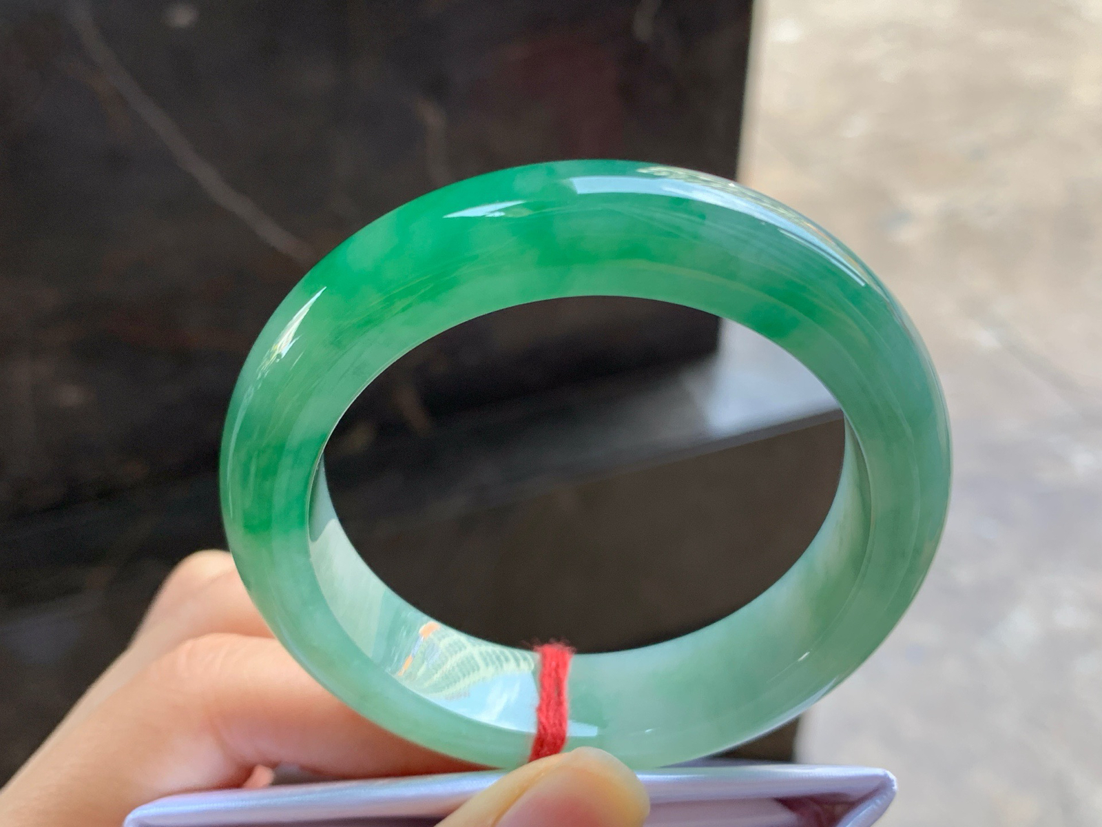 52.5-13.2-9.1

辣绿色手镯^_^颜色鲜艳 玉质温润