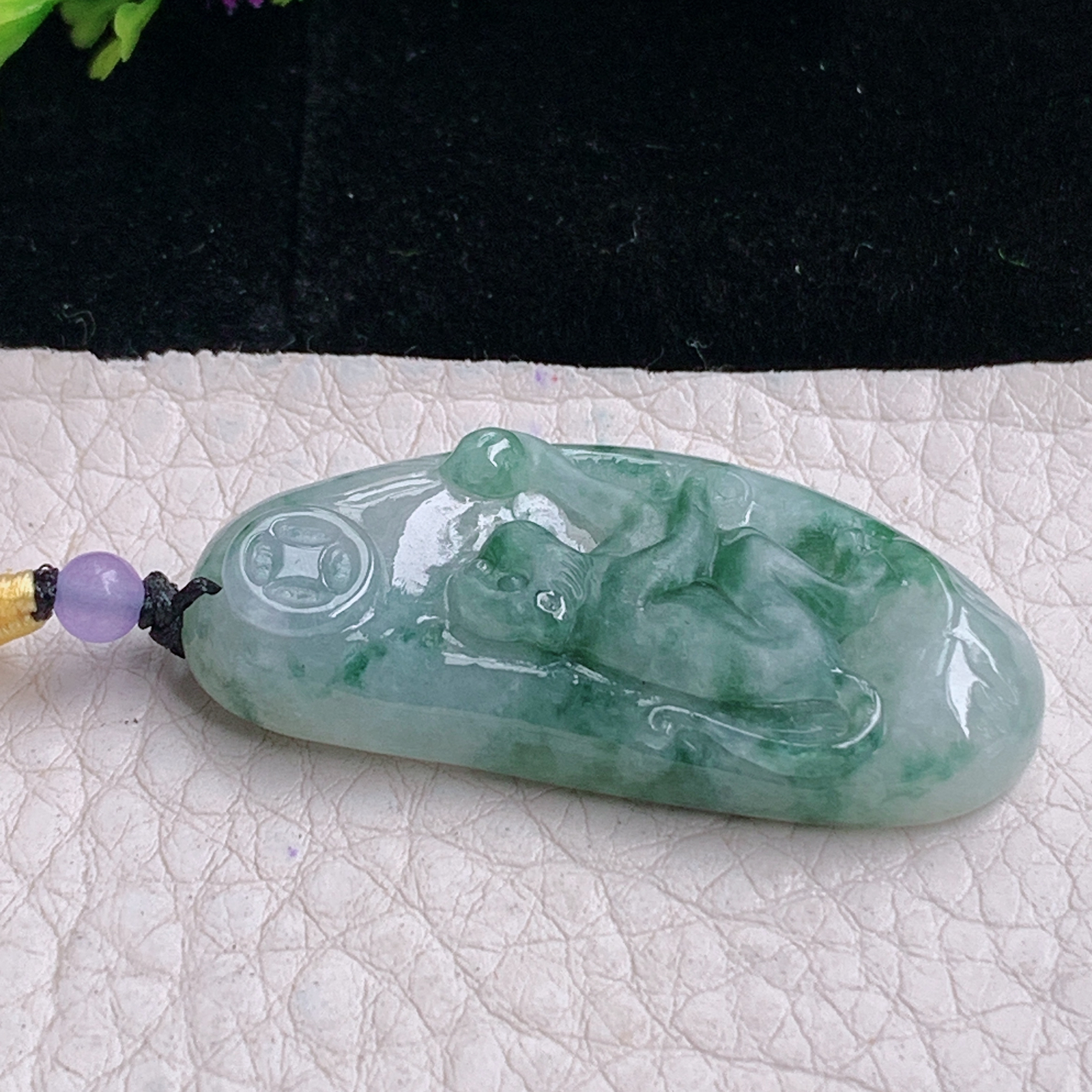 t实拍40*19*7.2缅甸翡翠A货精雕冰飘花灵猴抱寿桃 招财猴玉吊坠 玉挂件