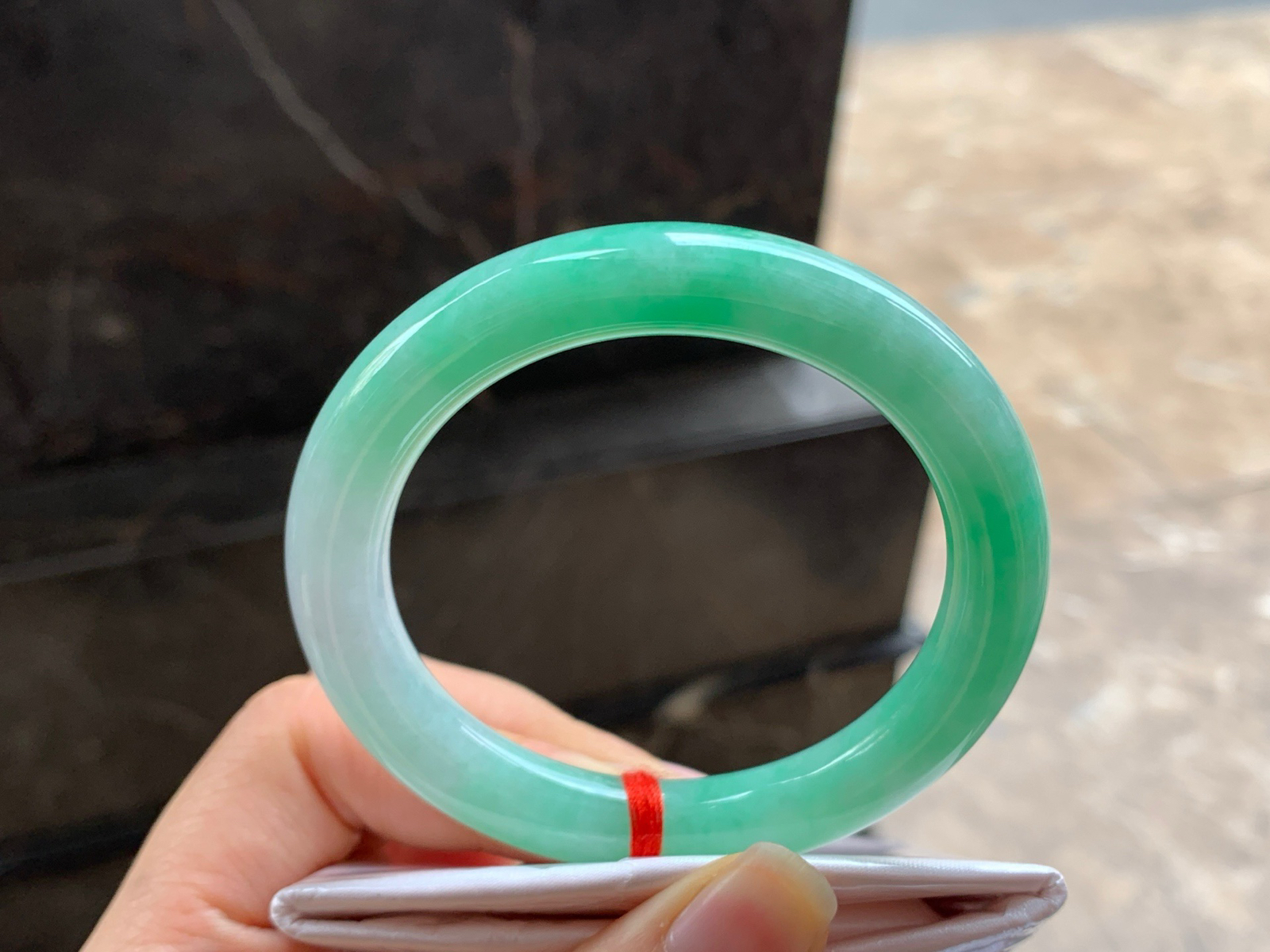 52.5-9.5

阳绿色圆条手镯^_^色阳