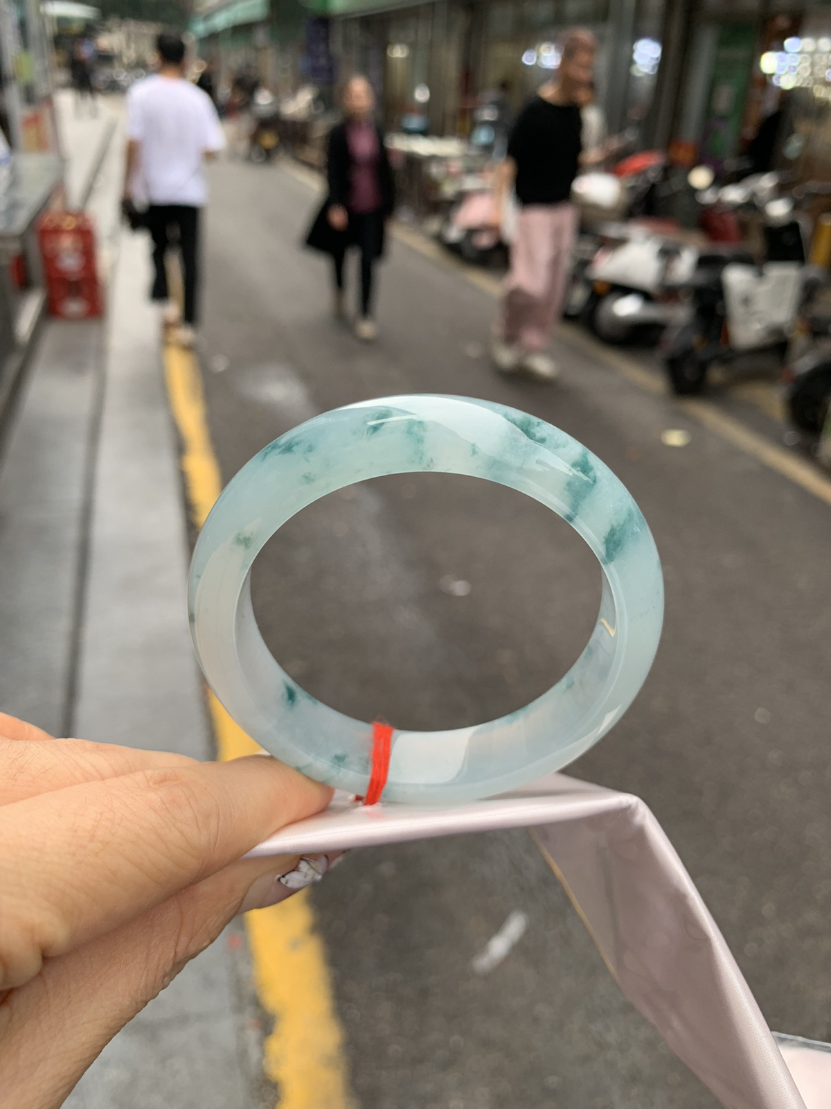 冰飘花正圈
56-8-13底妆冰润，冰底中开出了朵朵蓝花，飘花灵动飘逸，勾勒出一幅唯美诗意的山水意境画，古典优雅又秀气