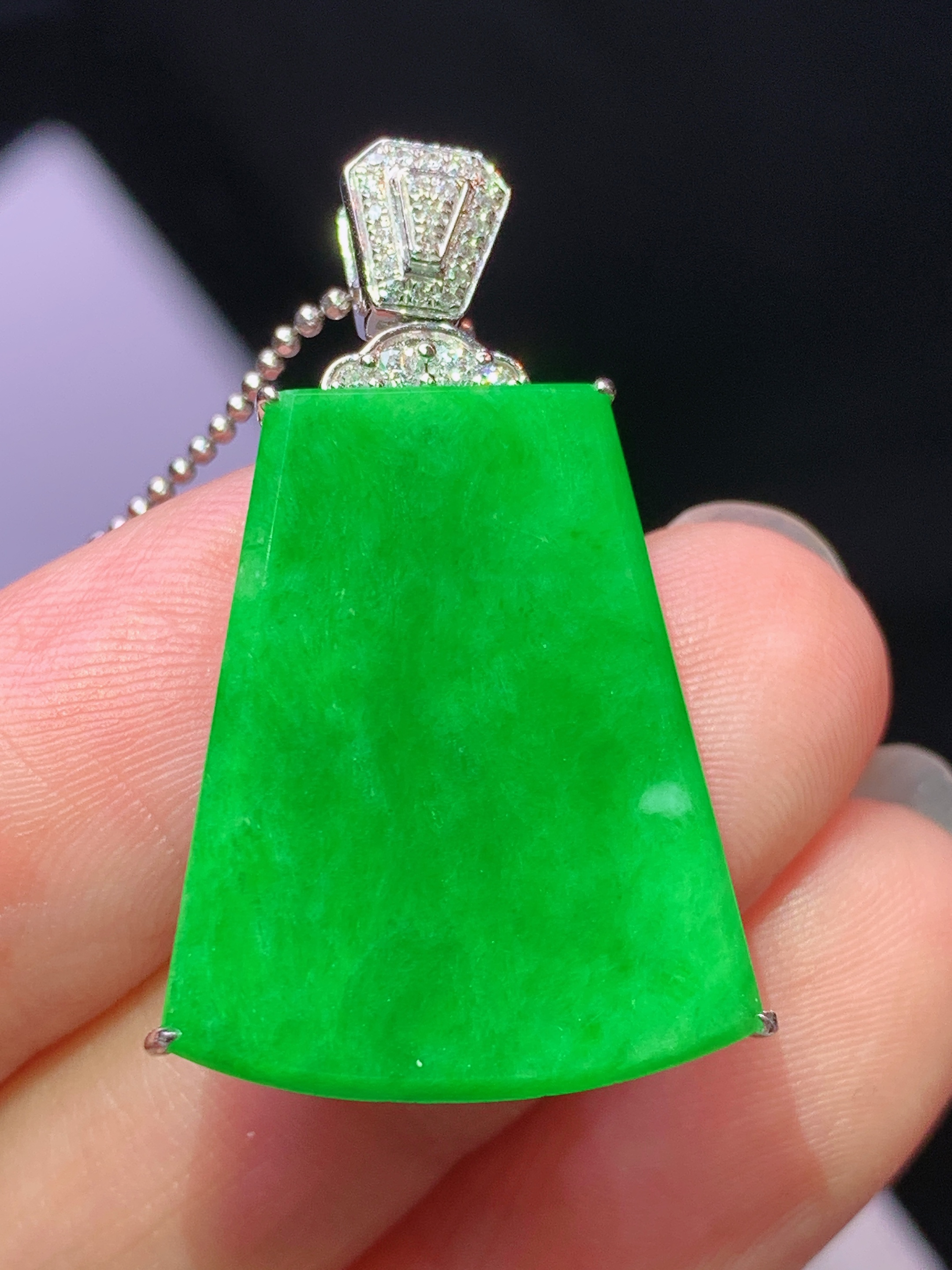 8k金钻镶嵌满绿树叶吊坠 玉质细腻 色泽艳丽清新 水润亮眼 整体尺寸31.6*17.5*6j2