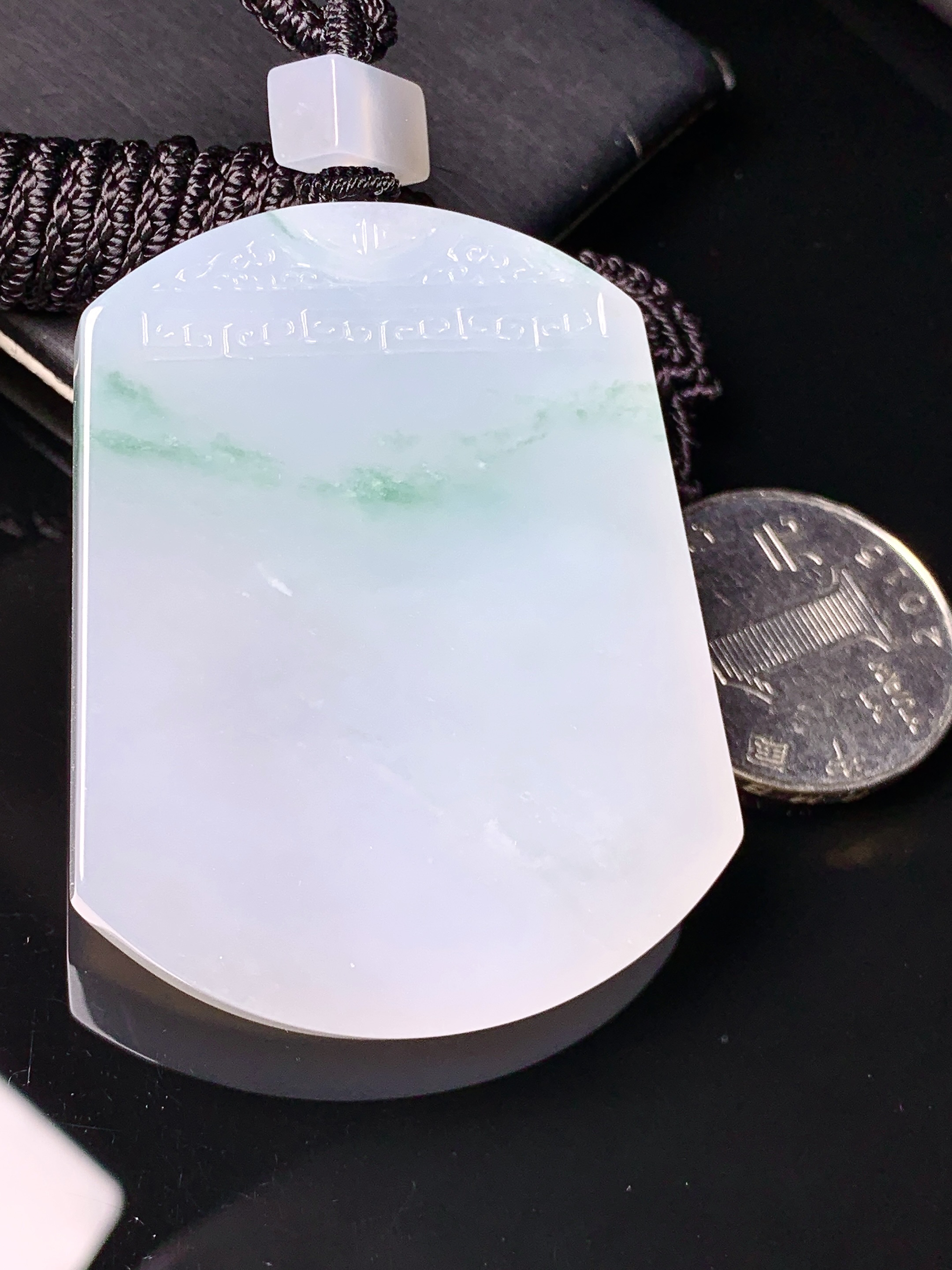 飘绿无事牌吊坠 玉质细腻 色泽艳丽清新 水润亮眼 整体尺寸52.2*41.3*6.2L1