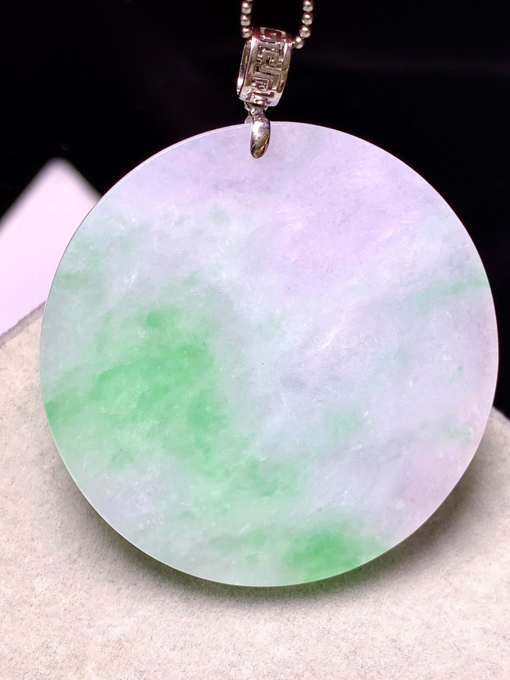 18k金镶嵌飘绿圆牌吊坠 玉质细腻 色泽艳丽清新 水润亮眼 整体尺寸48.2*40*3.2j2