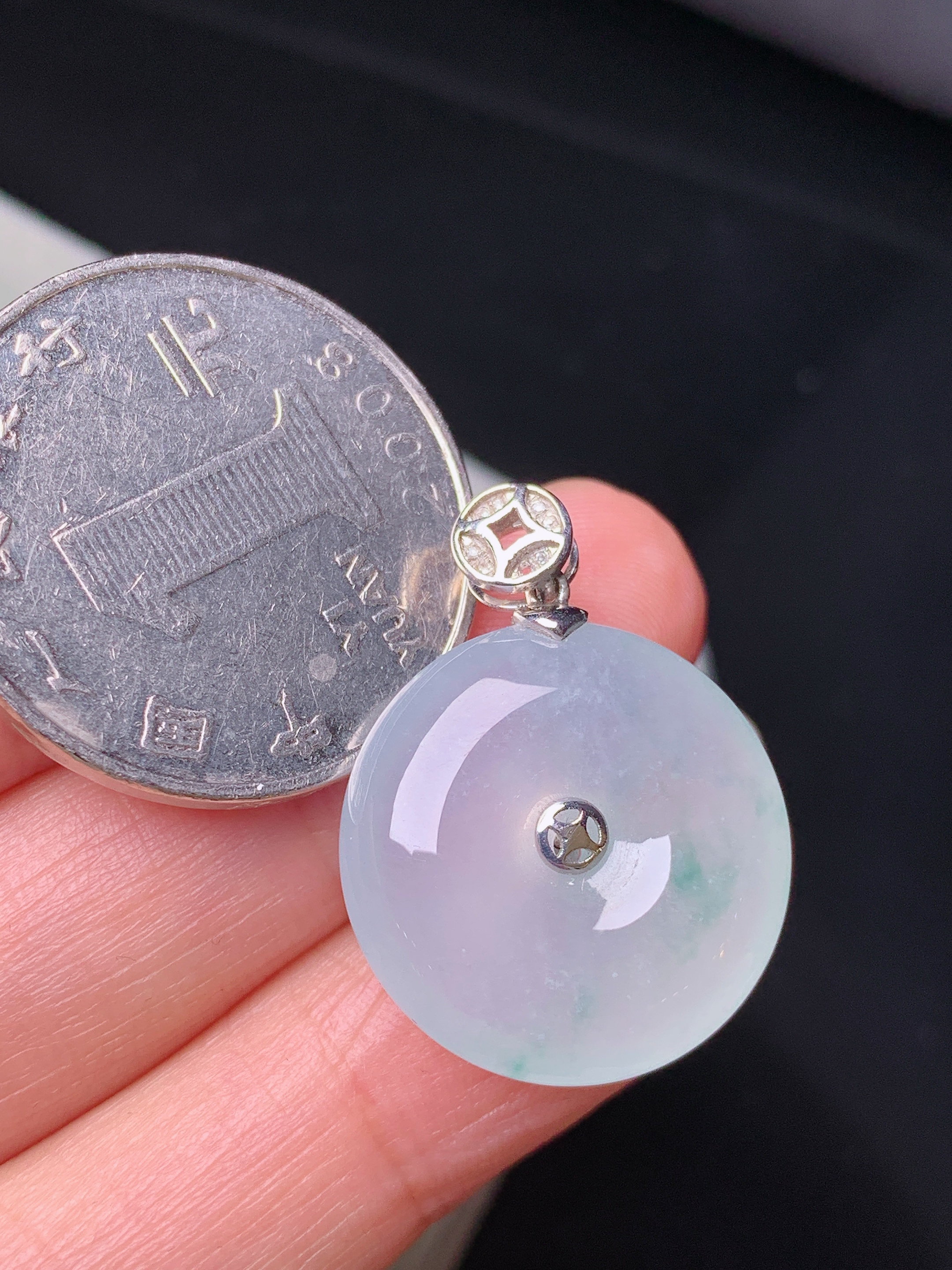 8k金镶嵌冰种平安扣吊坠 玉质细腻 色泽艳丽清新 水润亮眼 整体尺寸26*19.5*6.3m1