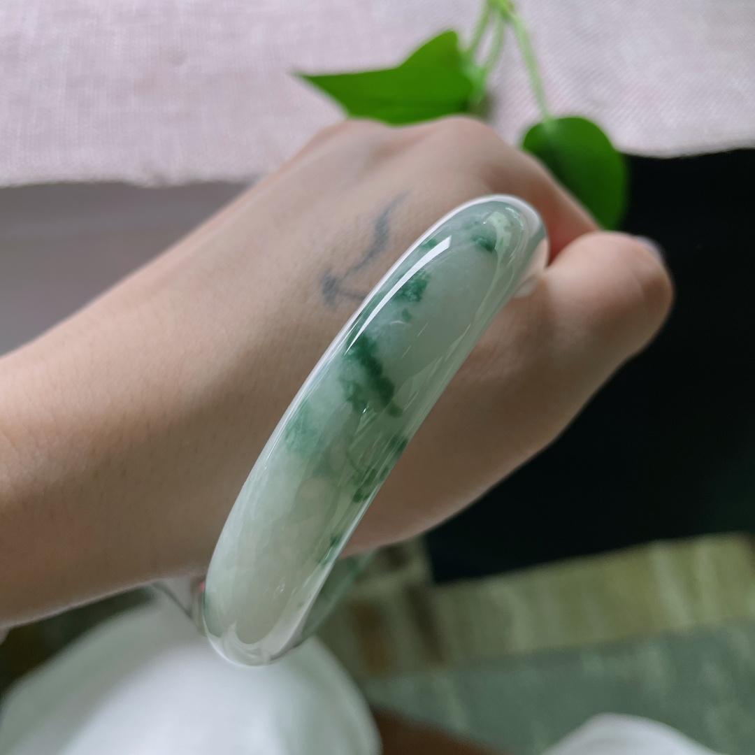 56.6/12.7/8.4，飘花正圈，水润，墨在玉中走，花在水中开。有纹，ss52185a