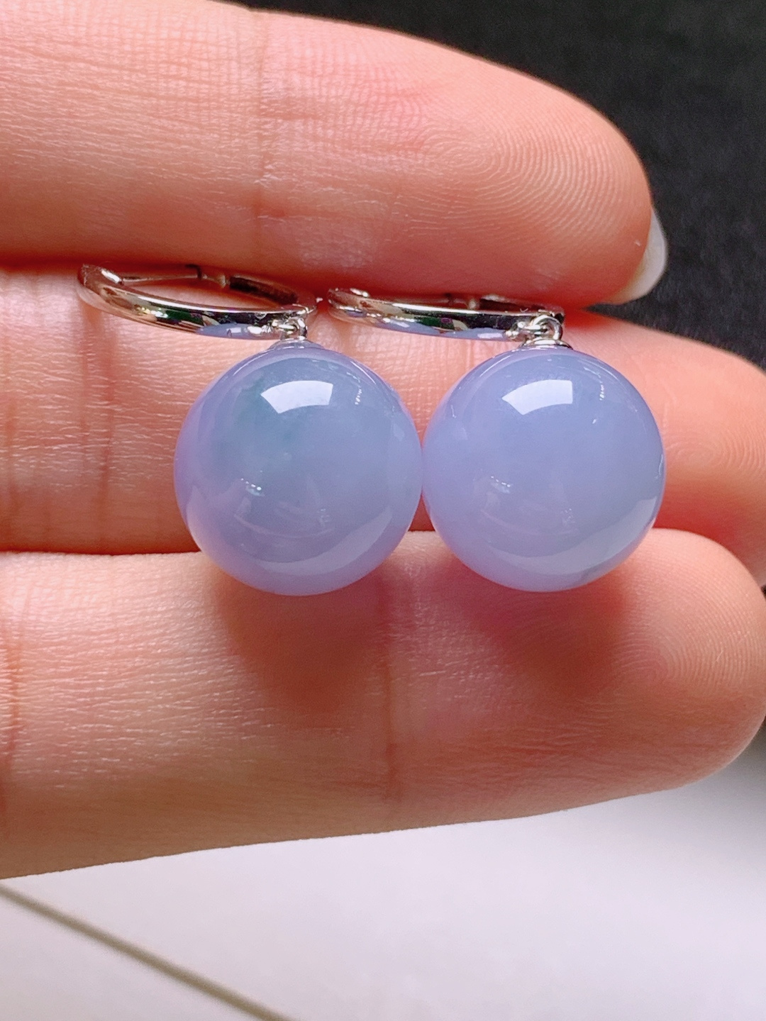 耳坠，无裂，色正饱满，裸石11.8