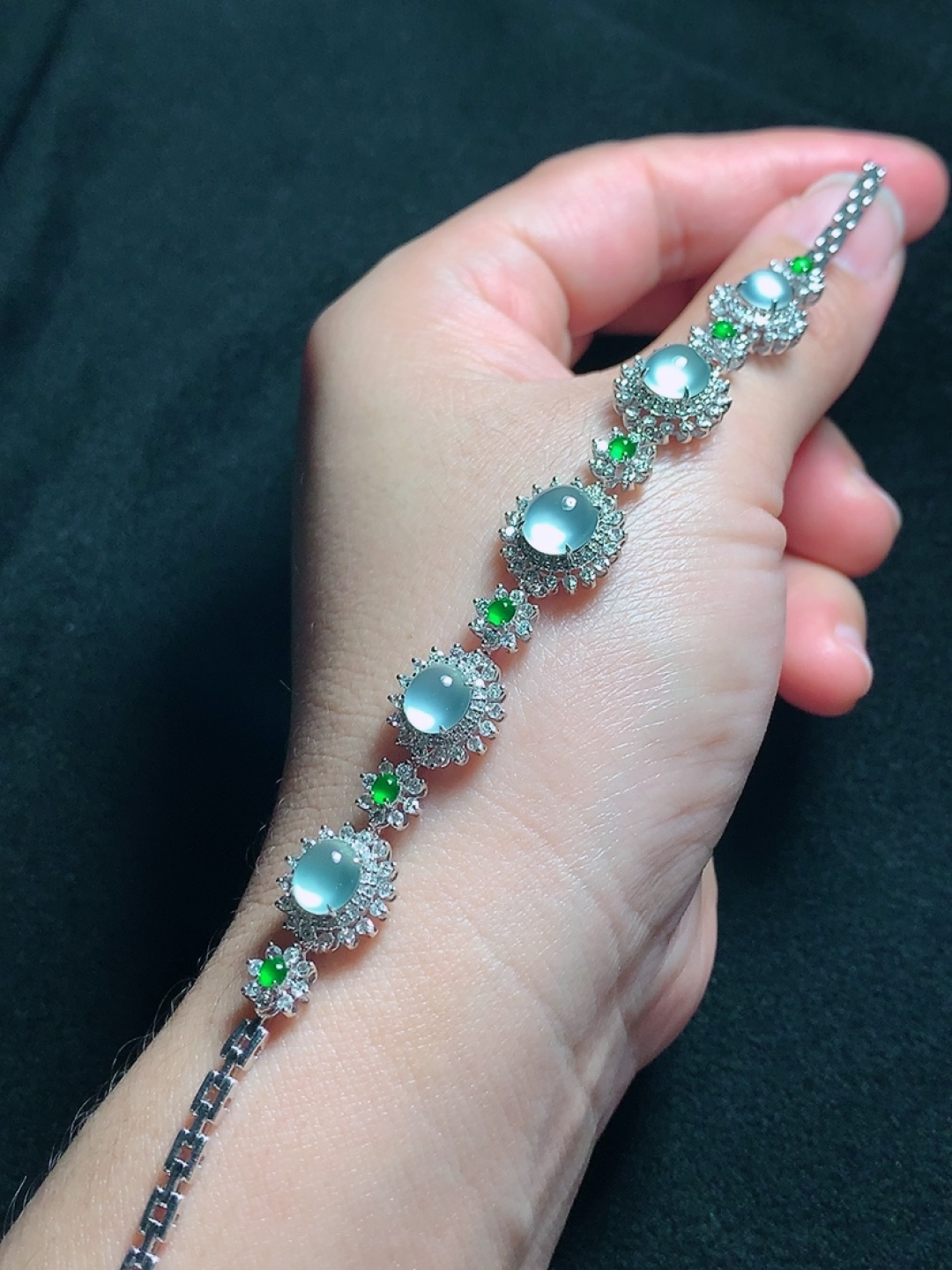 ️18k金镶嵌冰种蛋面手链，种老水头好，又冰又润，饱满：11.4/7.9mm裸石：6.7/2.3mm，编号