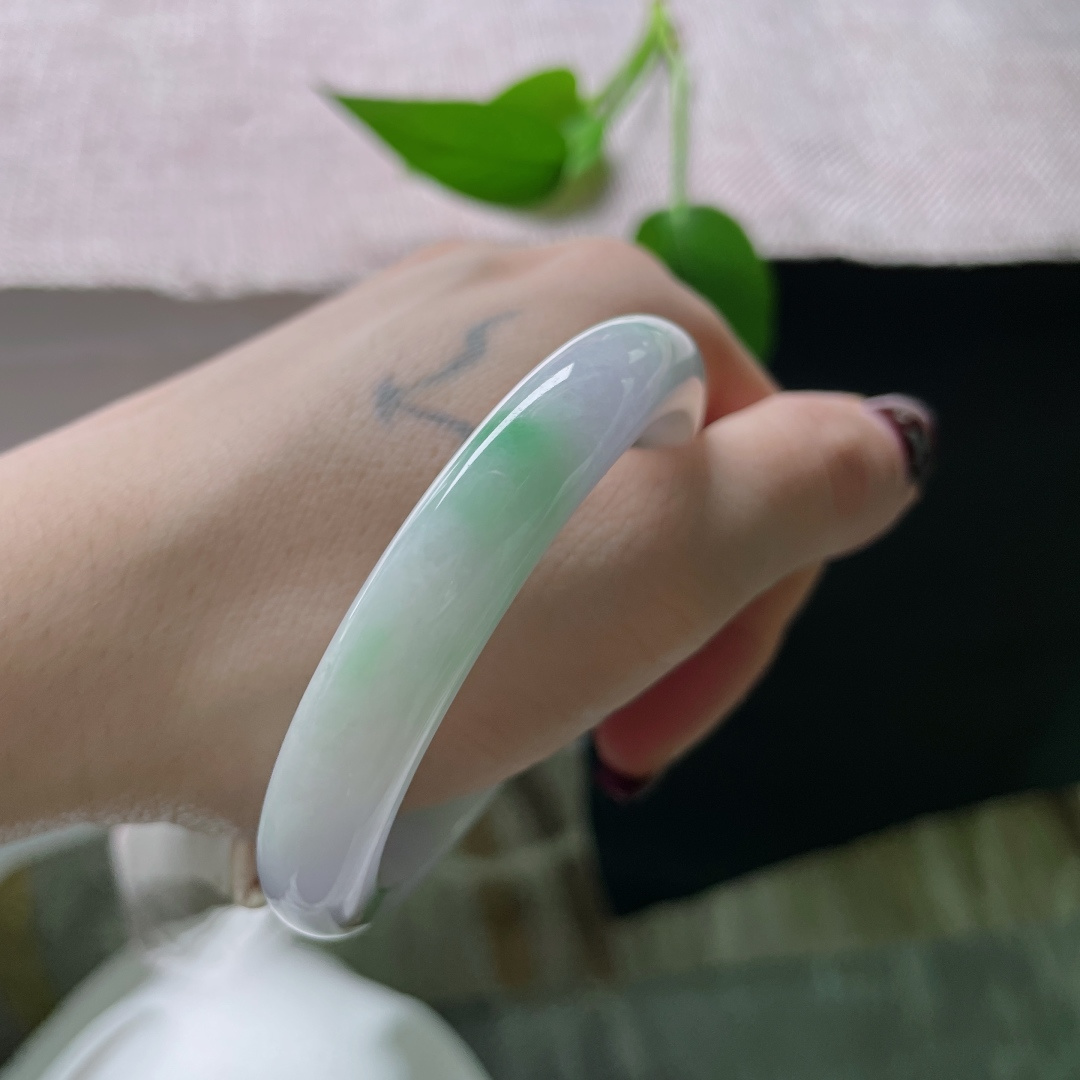 53/9.9/6.9，春带彩正圈，肉质细腻，条形秀气，佩戴轻盈无感，洒金，ss52020a