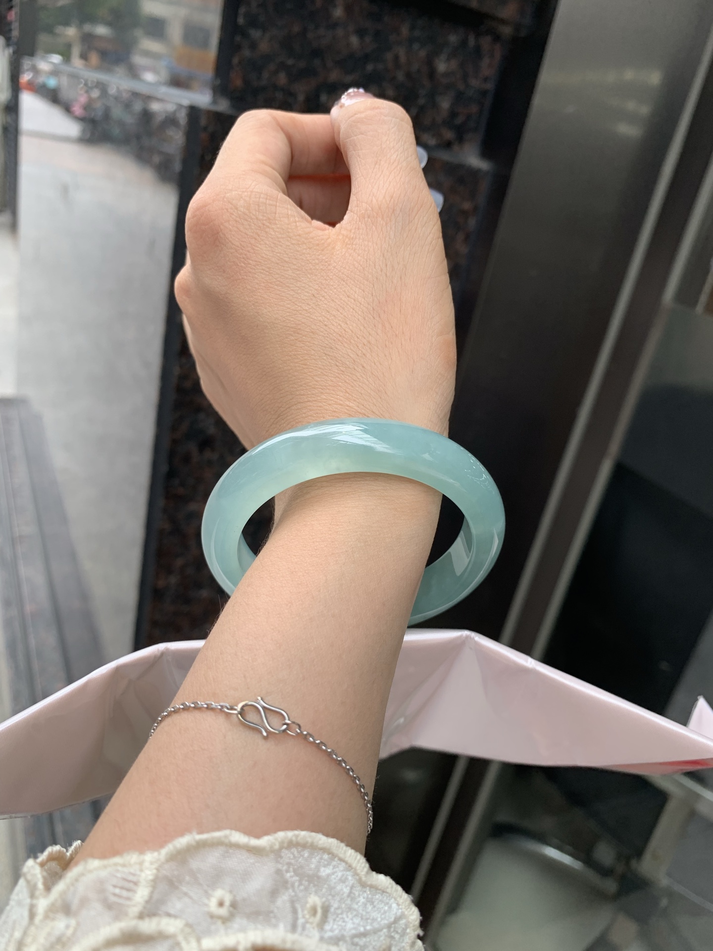 冰晴正圈，54.2/8.2/12，0427-N555，打灯棉线，底妆冰透水润，满圈淡雅晴绿，像初春嫩芽落入清泉，均匀柔和，抬眼就是一片宁静感