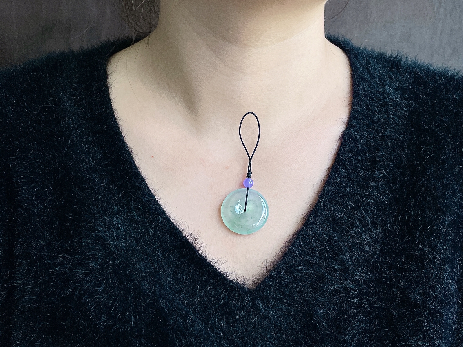 【裸石】高冰飘花平安扣吊坠
【说明】缅料 性价比高  
【尺寸】29.3-6.4..