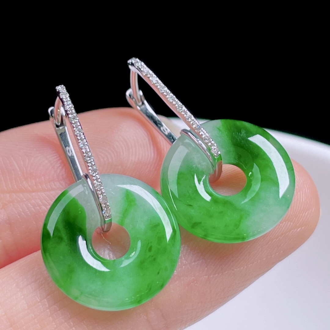 ️ 冰阳绿甜甜圈耳坠，色泽浓郁，种老水润，18k金镶嵌：24.3，裸石：14.5/2.7