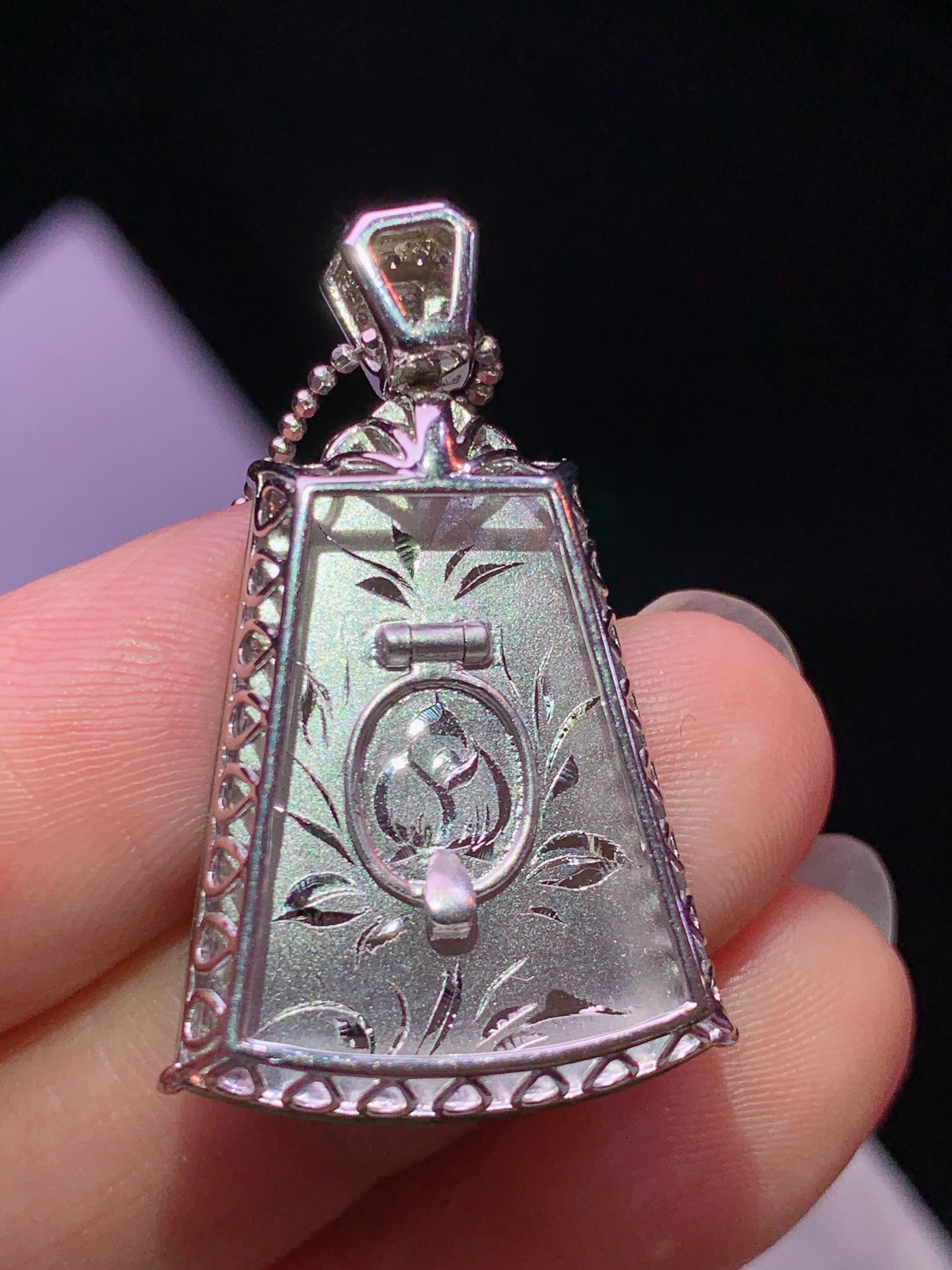 8k金钻镶嵌满绿树叶吊坠 玉质细腻 色泽艳丽清新 水润亮眼 整体尺寸31.6*17.5*6j2