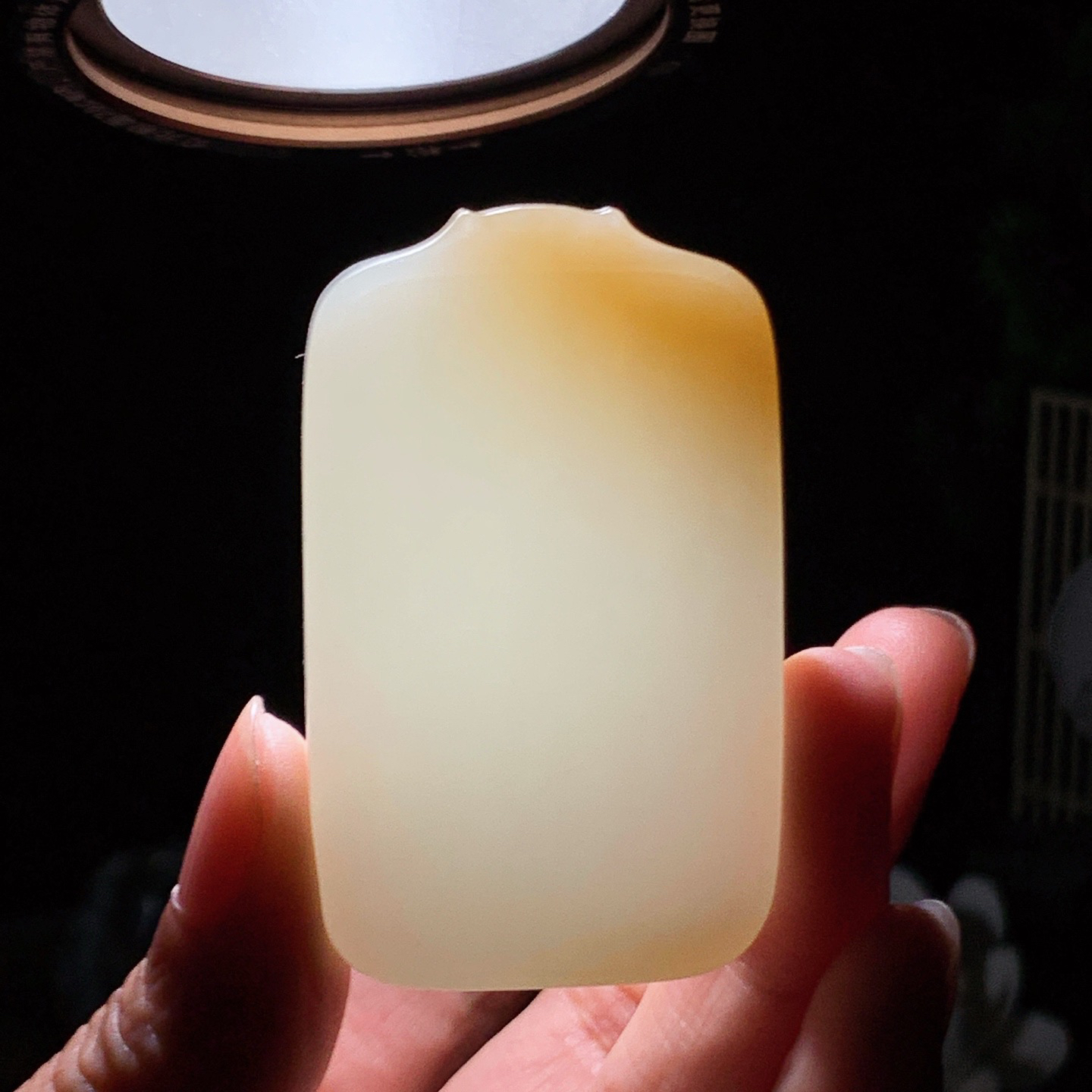 新疆和田玉且末糖平安无事牌子挂件。尺寸55/33/9重45.5克 玉质细腻油润。手推出油。佩戴高端典雅。lt251227