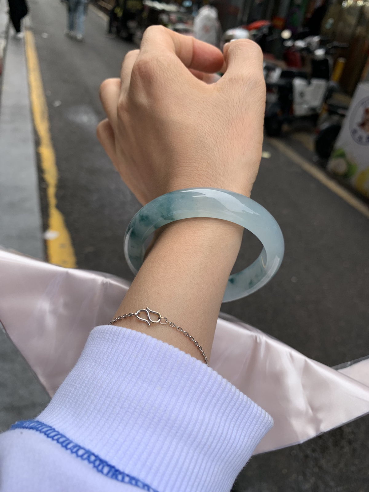 冰飘花正圈
56-8-13底妆冰润，冰底中开出了朵朵蓝花，飘花灵动飘逸，勾勒出一幅唯美诗意的山水意境画，古典优雅又秀气