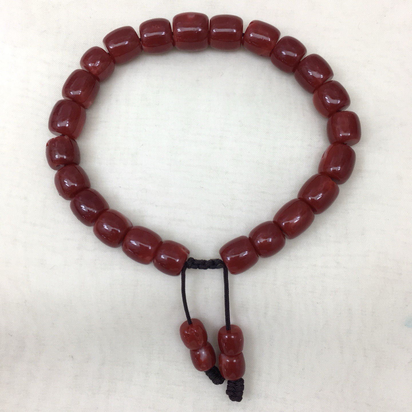 【天然日本阿卡赤血牛血红珊瑚9mm桶珠单圈手串】天然无添加无优化，日本产地，阿卡材料、高瓷度，赤血牛血红颜色，珠子直径9-7.6mm，每颗珠子均为天然的珊瑚，珊瑚自古就为佛教珍宝，深海千年有机宝石！材料限制裸石有阿卡标志性白芯眼，收藏价值高、可传承！重量20.54克。