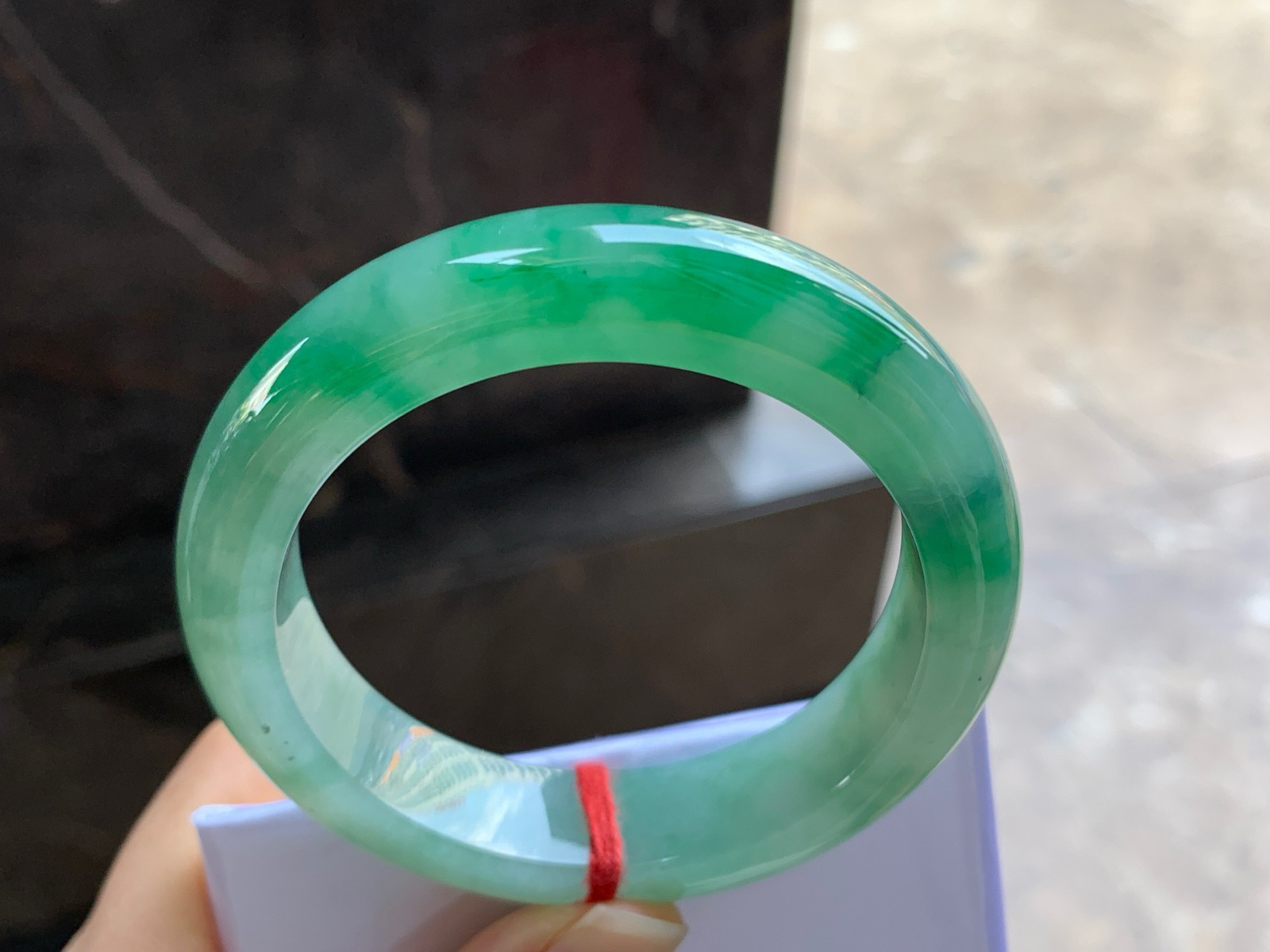 52.5-13.2-9.1

辣绿色手镯^_^颜色鲜艳 玉质温润