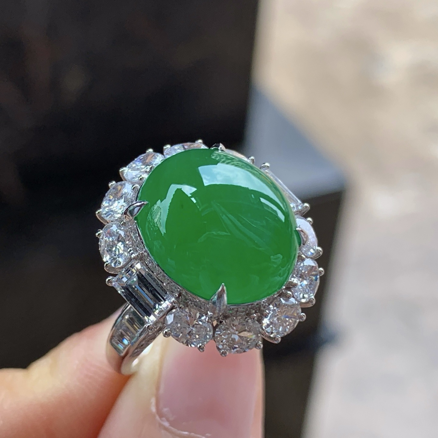 金钻豪华镶嵌辣绿色戒指^_^颜色鲜艳 浓郁