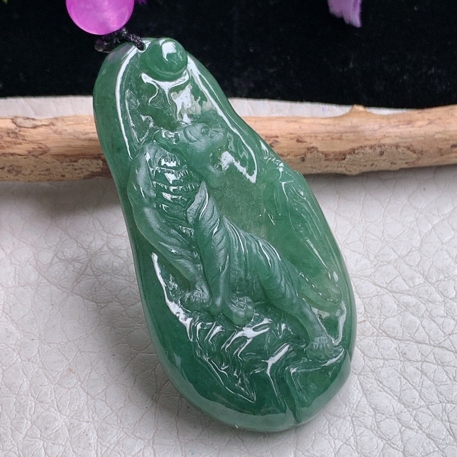 t实拍50.3*27.3*6.2缅甸翡翠A货精雕冰油绿上山虎 生肖虎玉吊坠 玉挂件