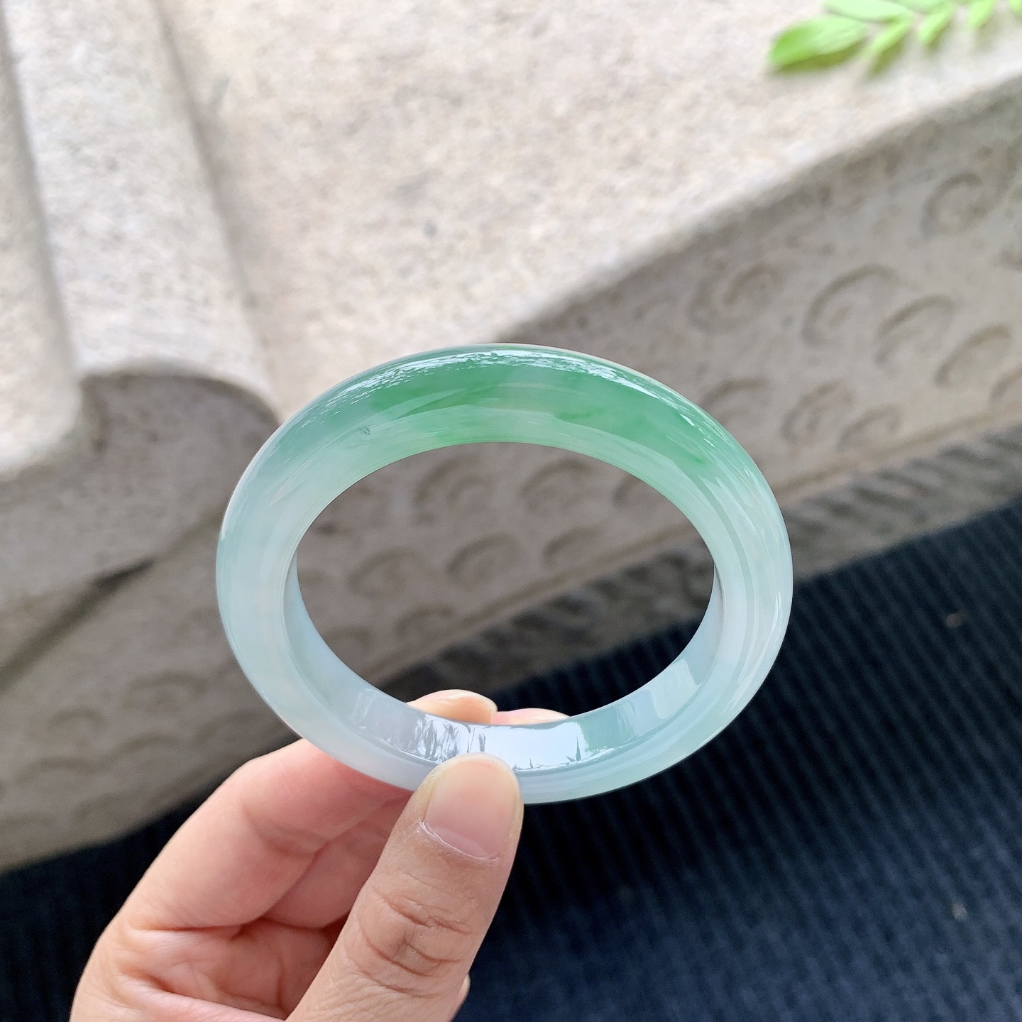 正圈52 53 圈口53.7/10/9 编码A1042827 描述冰糯飘绿，水润，种老，细腻，打灯有棉线