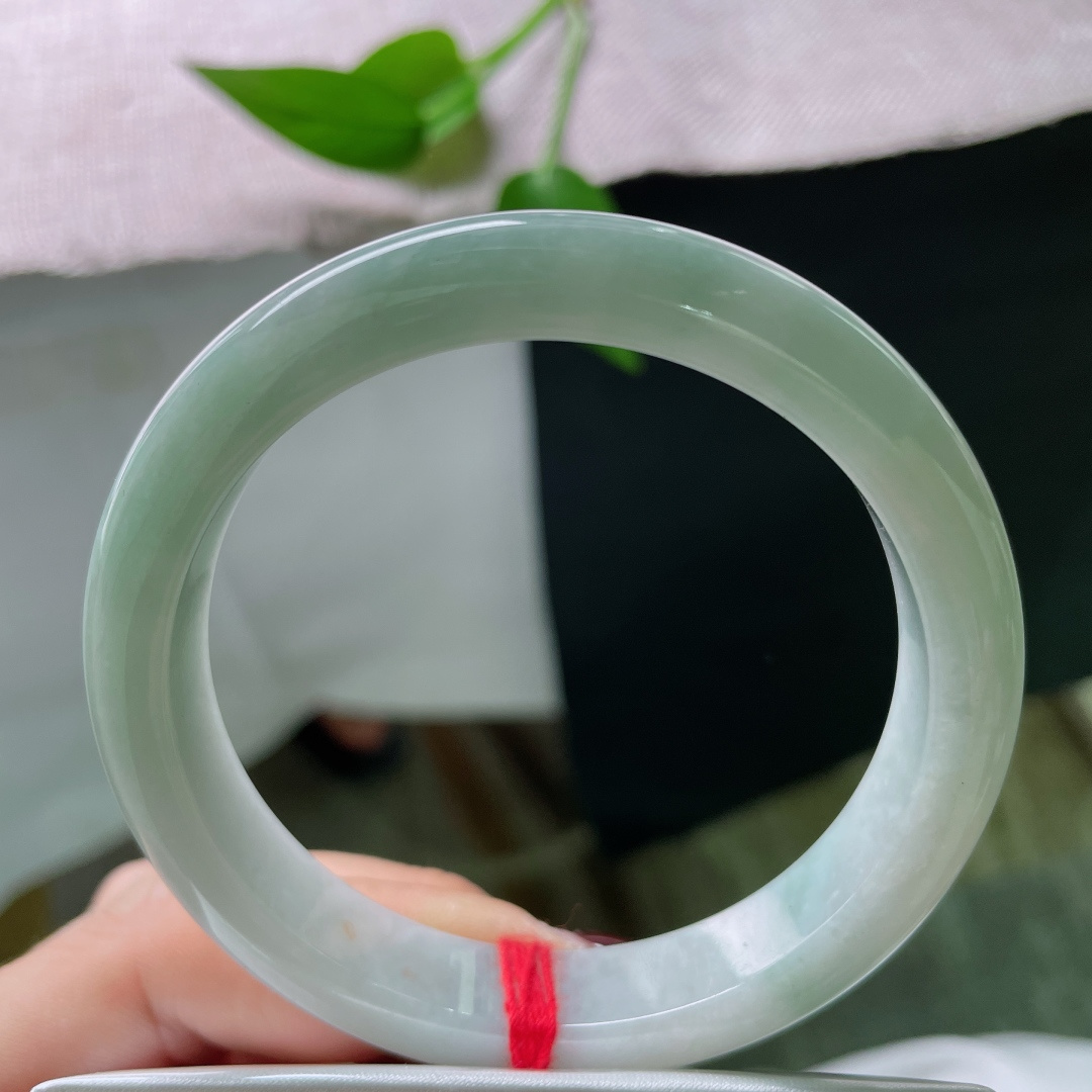 56.3/10.8/7.7，浅绿底正圈，水润细腻，浅笑轻颦，婉约动人，皮纹，ss49682a